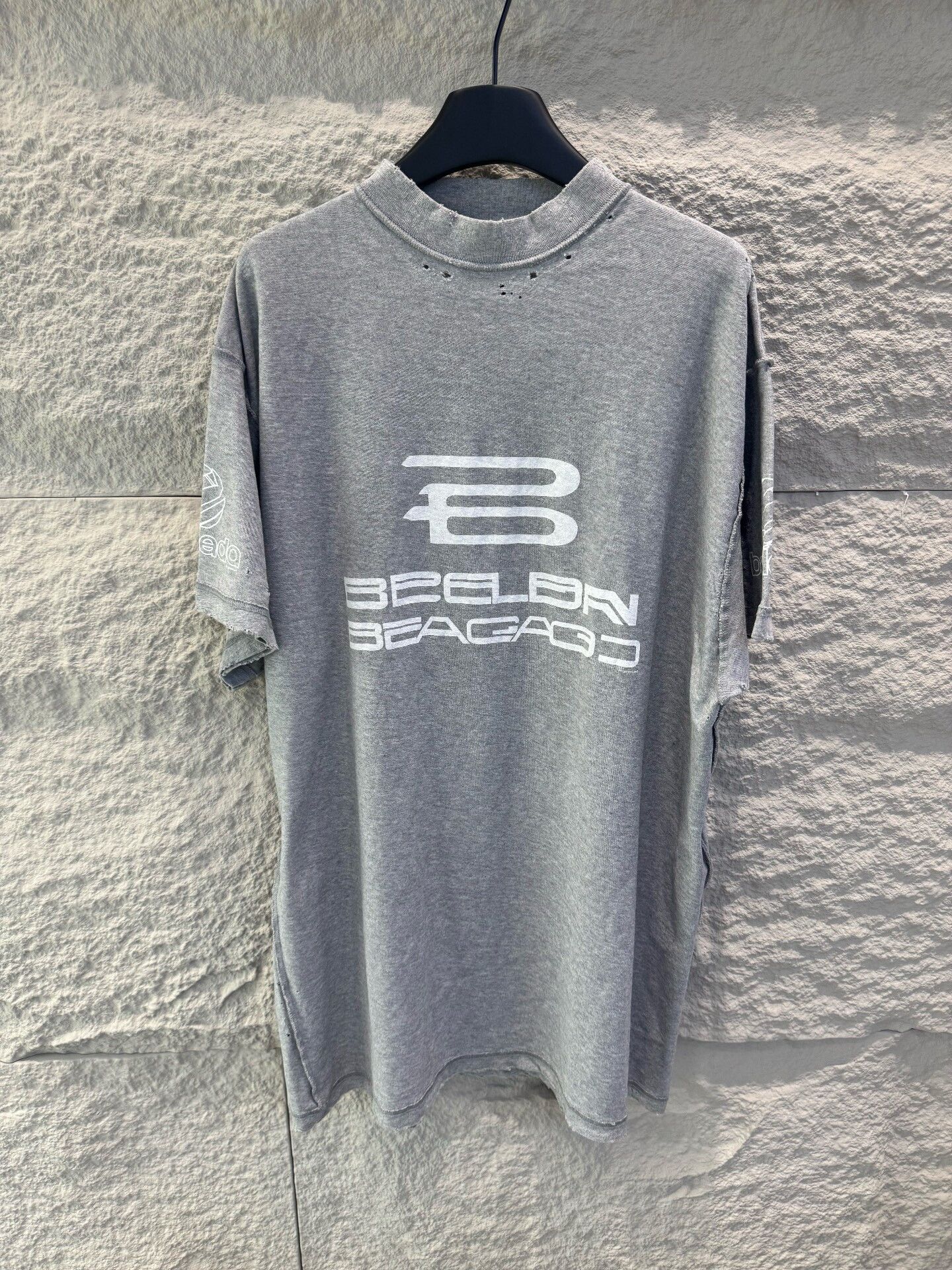 Balenciaga Balenciaga Distressed Logo T-Shirt Size S Size US S / EU 44-46 / 1 - 2 Thumbnail