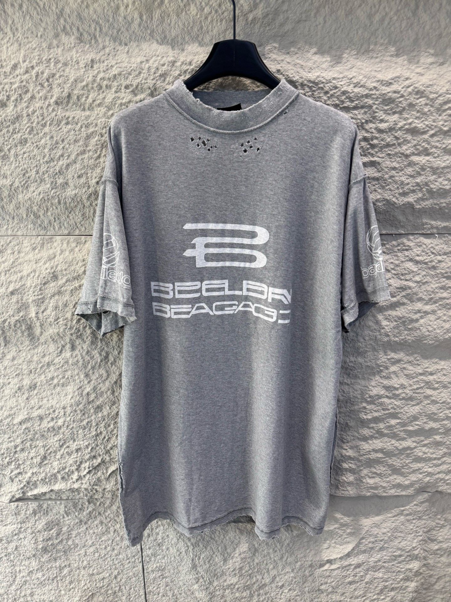 Balenciaga Balenciaga Distressed Logo T-Shirt Size 1 Size US S / EU 44-46 / 1 - 2 Thumbnail