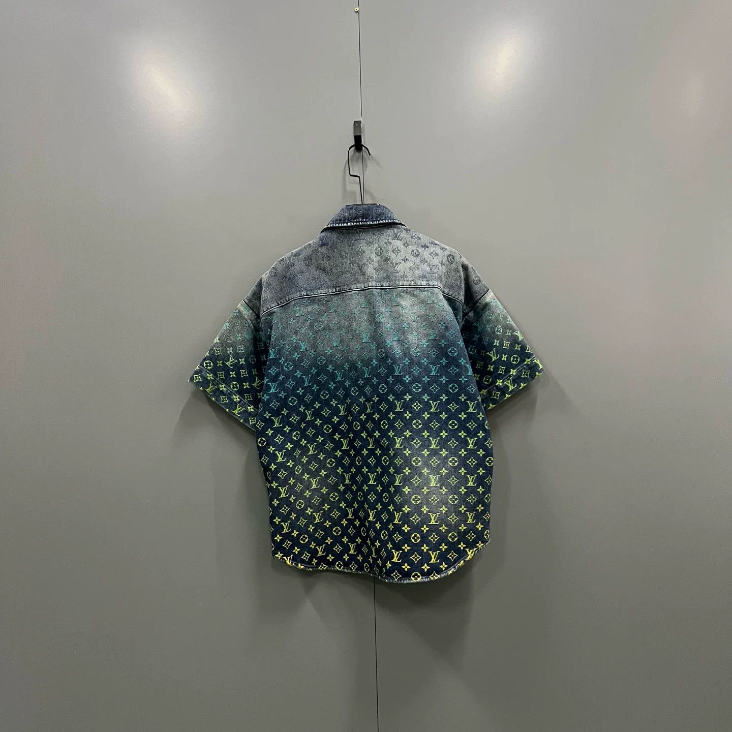 Louis Vuitton Louis Vuitton Gradient Monogram Denim Shirt Size S Size US S / EU 44-46 / 1 - 3 Thumbnail