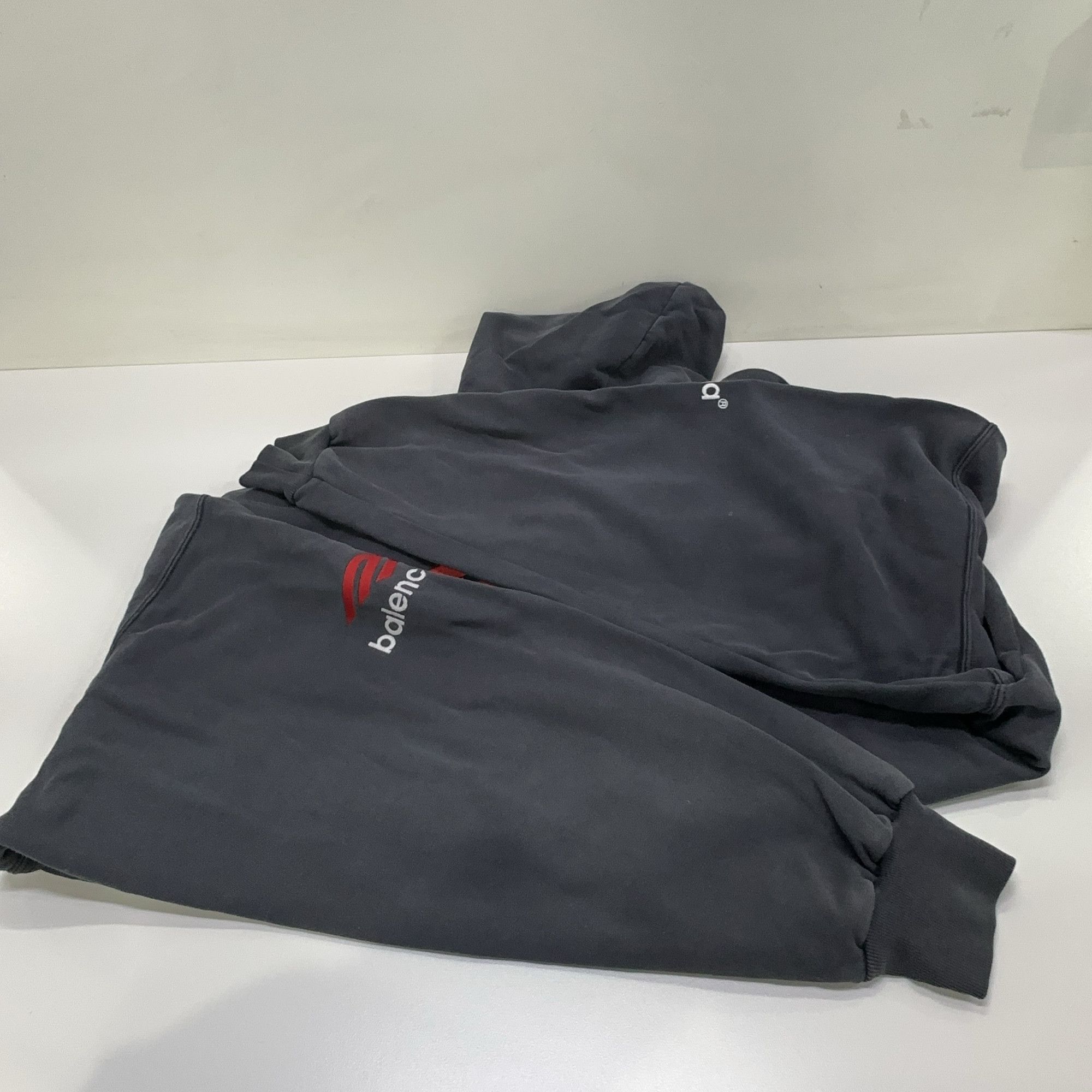 Balenciaga Balenciaga Red Logo Hoodie Size L Size US L / EU 52-54 / 3 - 16 Thumbnail