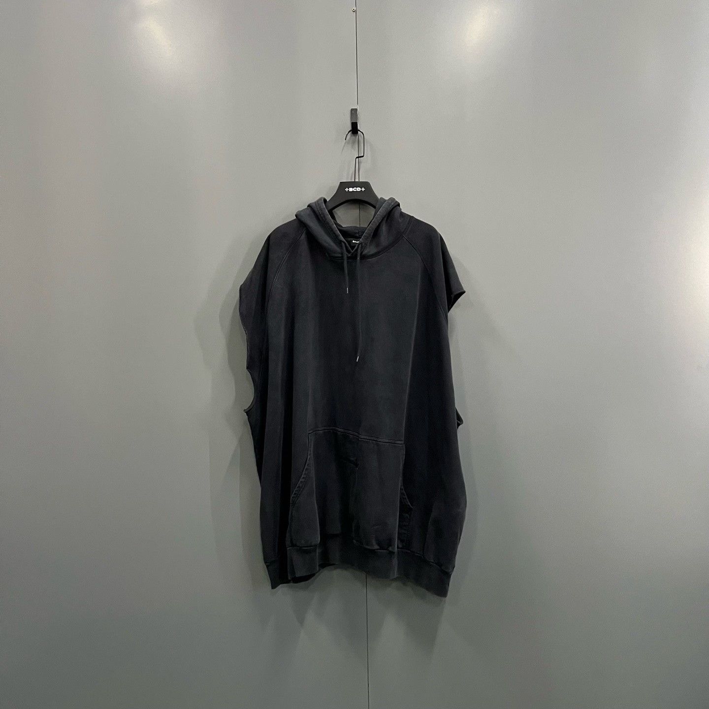 Balenciaga Balenciaga Distressed Sleeveless Hoodie Size L Size US L / EU 52-54 / 3 - 2 Thumbnail