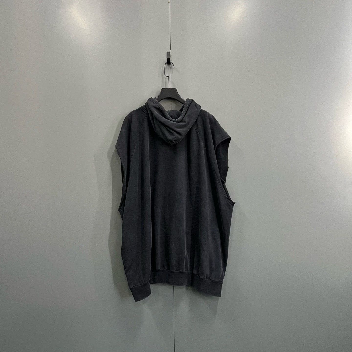 Balenciaga Balenciaga Distressed Sleeveless Hoodie Size L Size US L / EU 52-54 / 3 - 3 Thumbnail