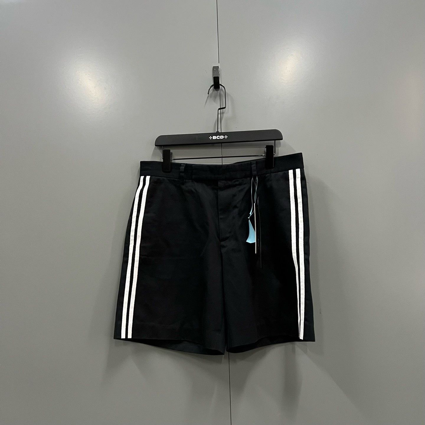 Gucci Gucci Side Stripe Shorts Size 50 Size US 34 / EU 50 - 2 Thumbnail