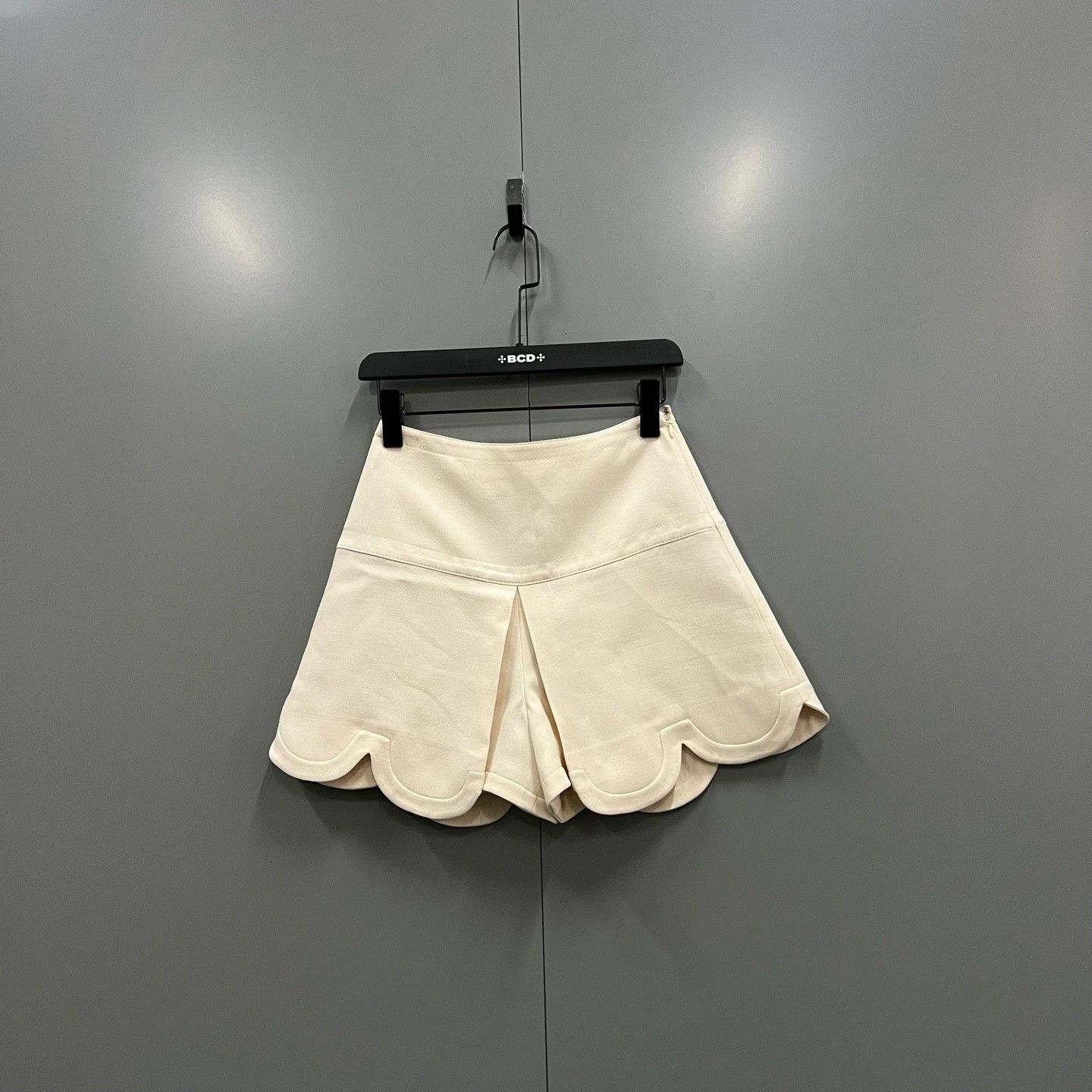 Valentino Valentino Scalloped Shorts Size 38 Size 26" / US 2 / IT 38 - 2 Thumbnail