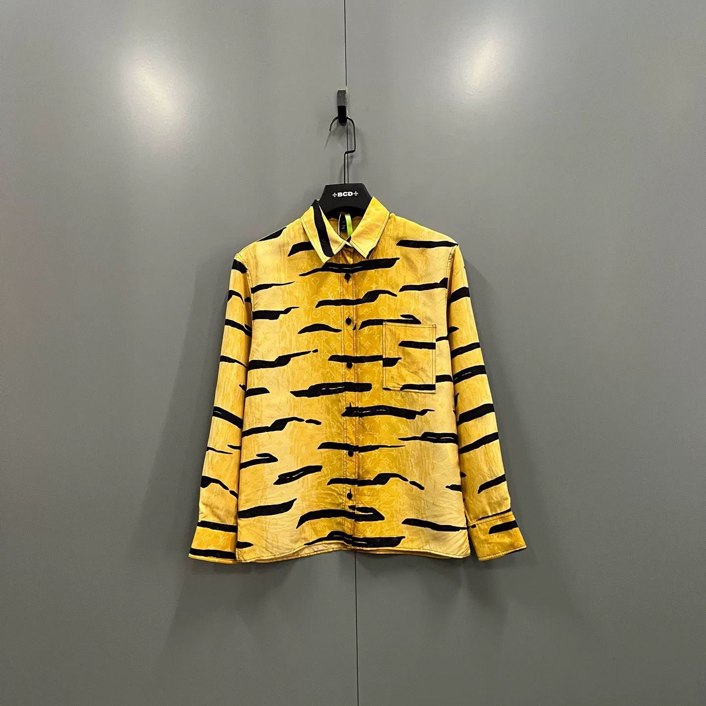 Louis Vuitton Louis Vuitton Tiger Monogram Button Up Shirt Size 34 Size XXS / US 00 / IT 34 - 2 Thumbnail