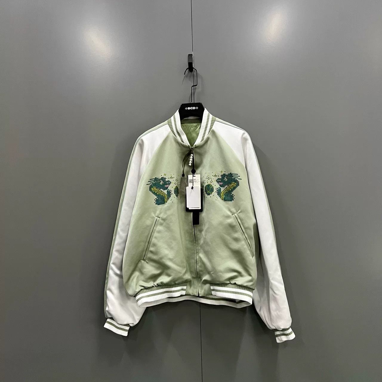 Louis Vuitton Louis Vuitton Dragon Embroidery Bomber Jacket Size L Size US L / EU 52-54 / 3 - 2 Thumbnail
