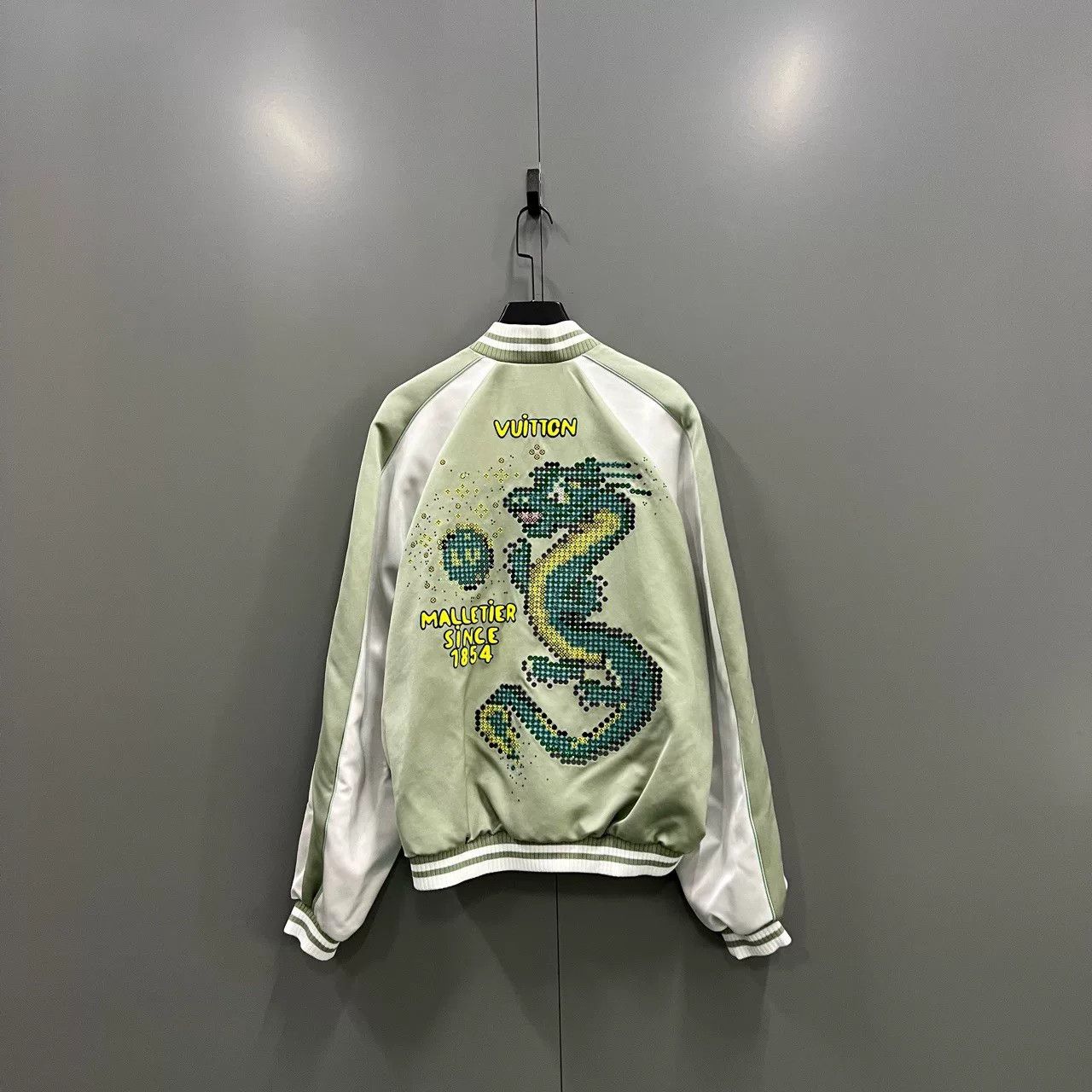 Louis Vuitton Louis Vuitton Dragon Embroidery Bomber Jacket Size L Size US L / EU 52-54 / 3 - 3 Thumbnail