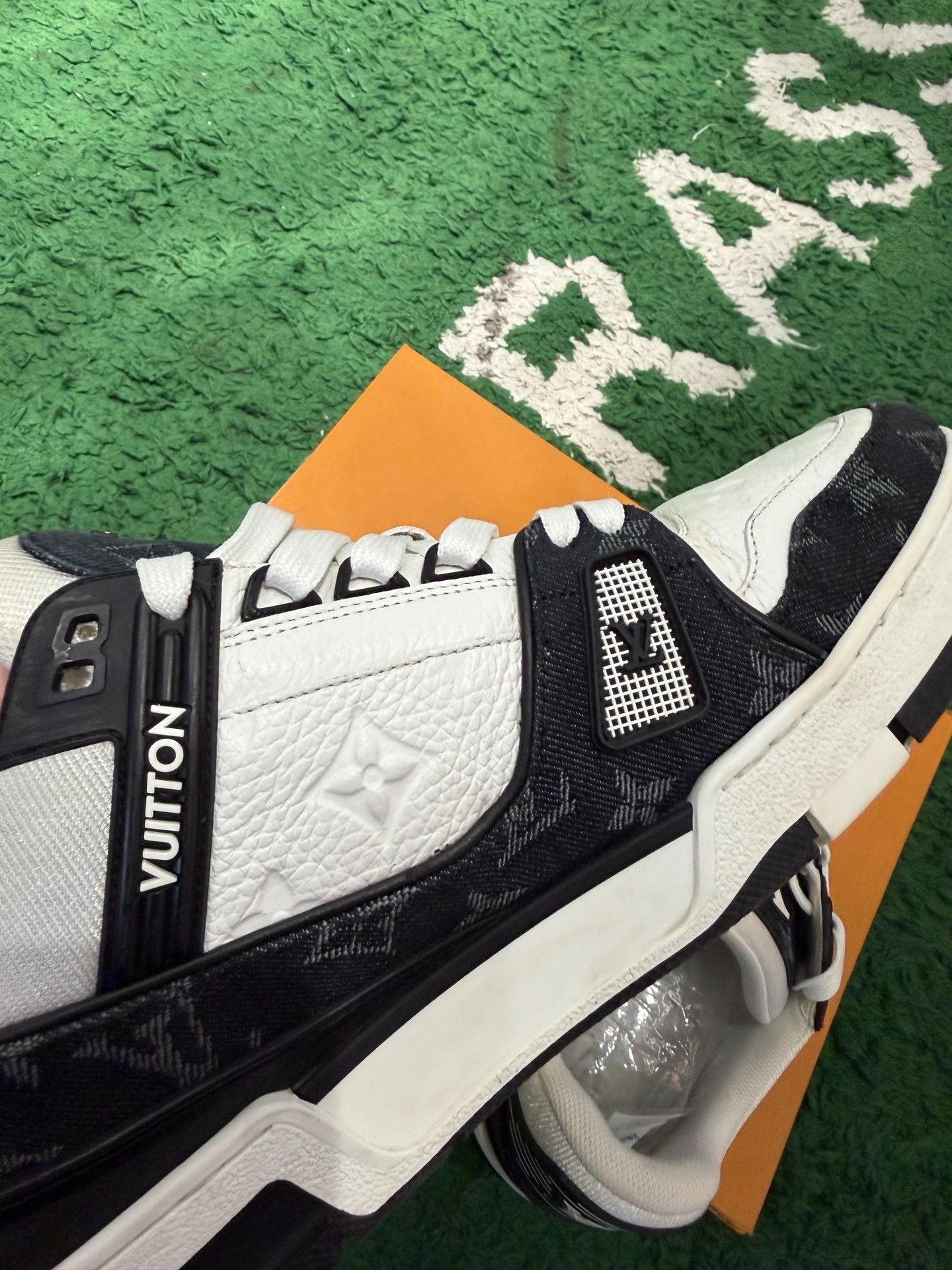 Louis Vuitton Louis Vuitton Trainer Low-Top Sneakers Size 10.5 Size US 10.5 / EU 43-44 - 10 Thumbnail