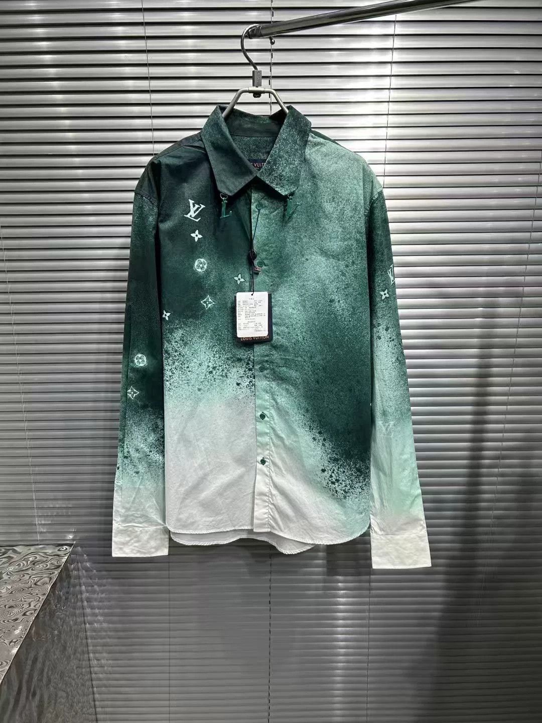 Louis Vuitton Louis Vuitton Monogram Gradient Shirt Size L Size US L / EU 52-54 / 3 - 2 Thumbnail