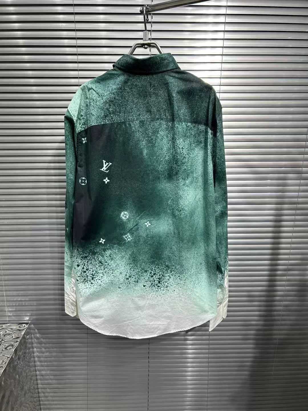 Louis Vuitton Louis Vuitton Monogram Gradient Shirt Size L Size US L / EU 52-54 / 3 - 3 Thumbnail