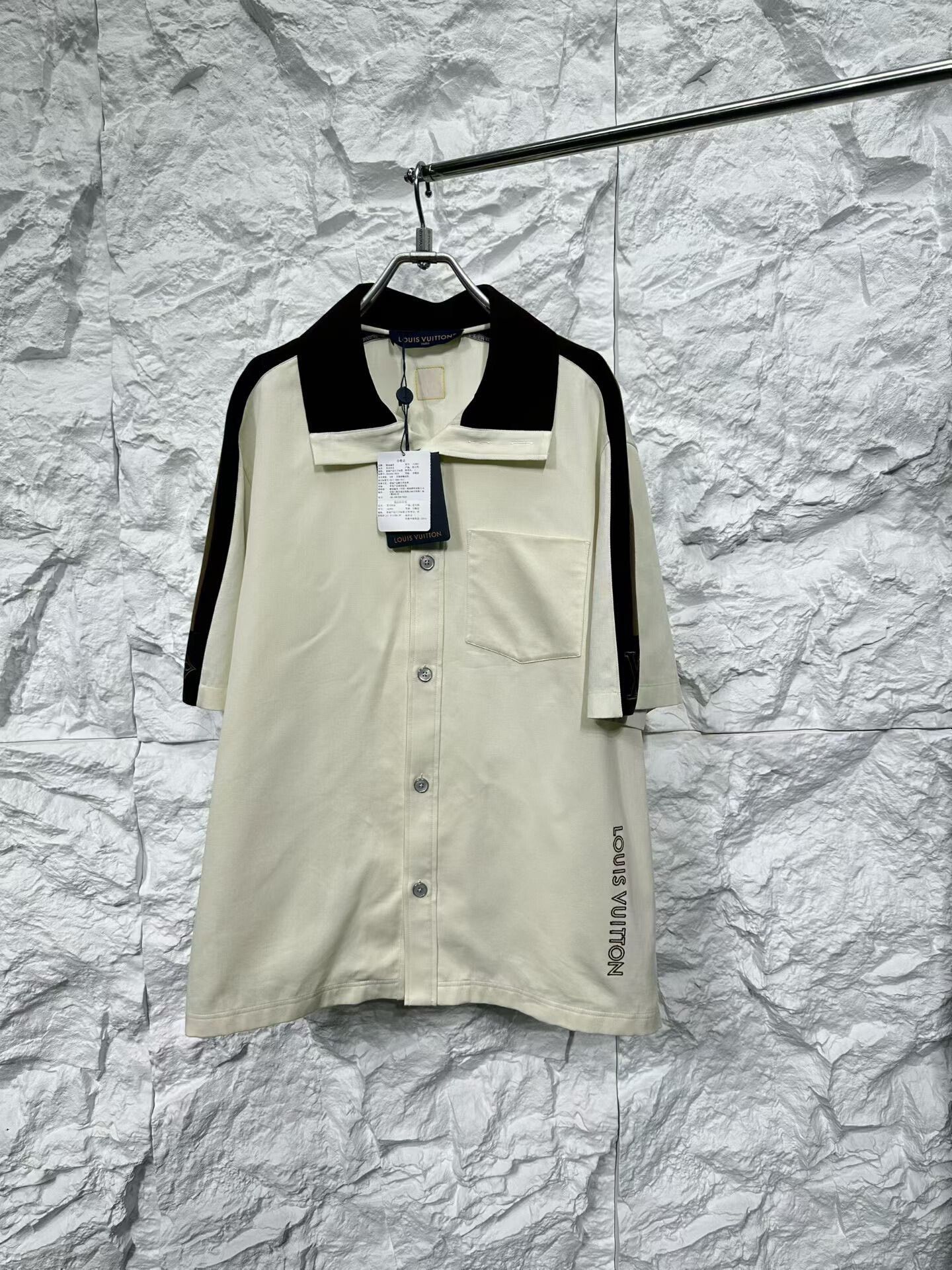 Louis Vuitton Louis Vuitton Logo Short Sleeve Shirt Size S Size US S / EU 44-46 / 1 - 2 Thumbnail