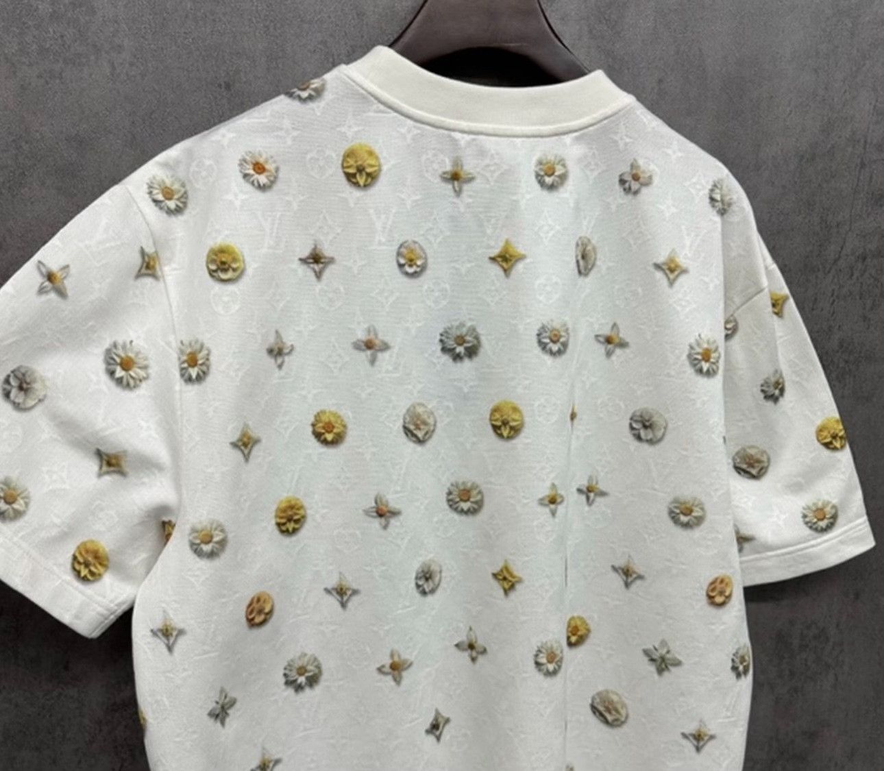 Louis Vuitton Louis Vuitton Monogram Flower T-Shirt Size L Size US L / EU 52-54 / 3 - 3 Thumbnail