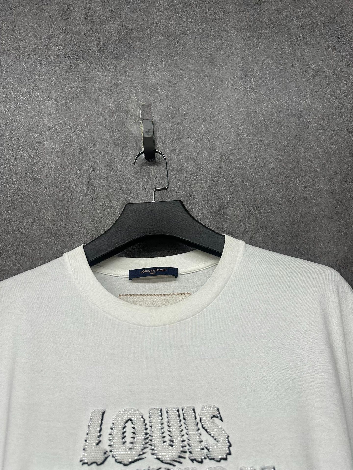 Louis Vuitton Louis Vuitton Beaded Logo T-Shirt Size L Size US L / EU 52-54 / 3 - 3 Thumbnail