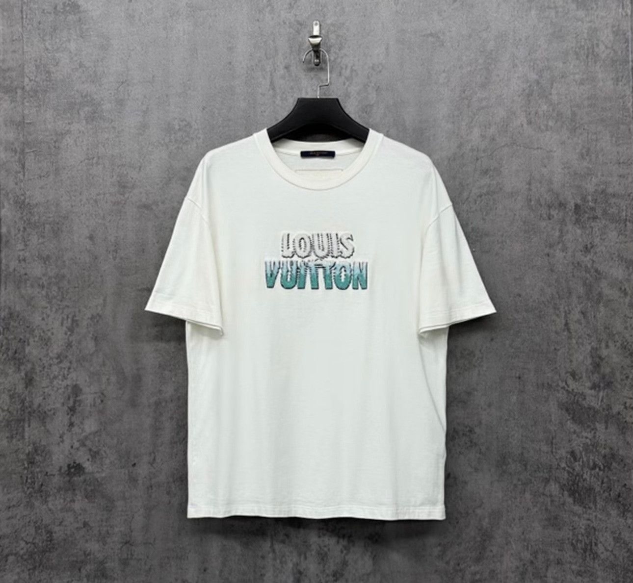 Louis Vuitton Louis Vuitton Beaded Logo T-Shirt Size L Size US L / EU 52-54 / 3 - 2 Thumbnail