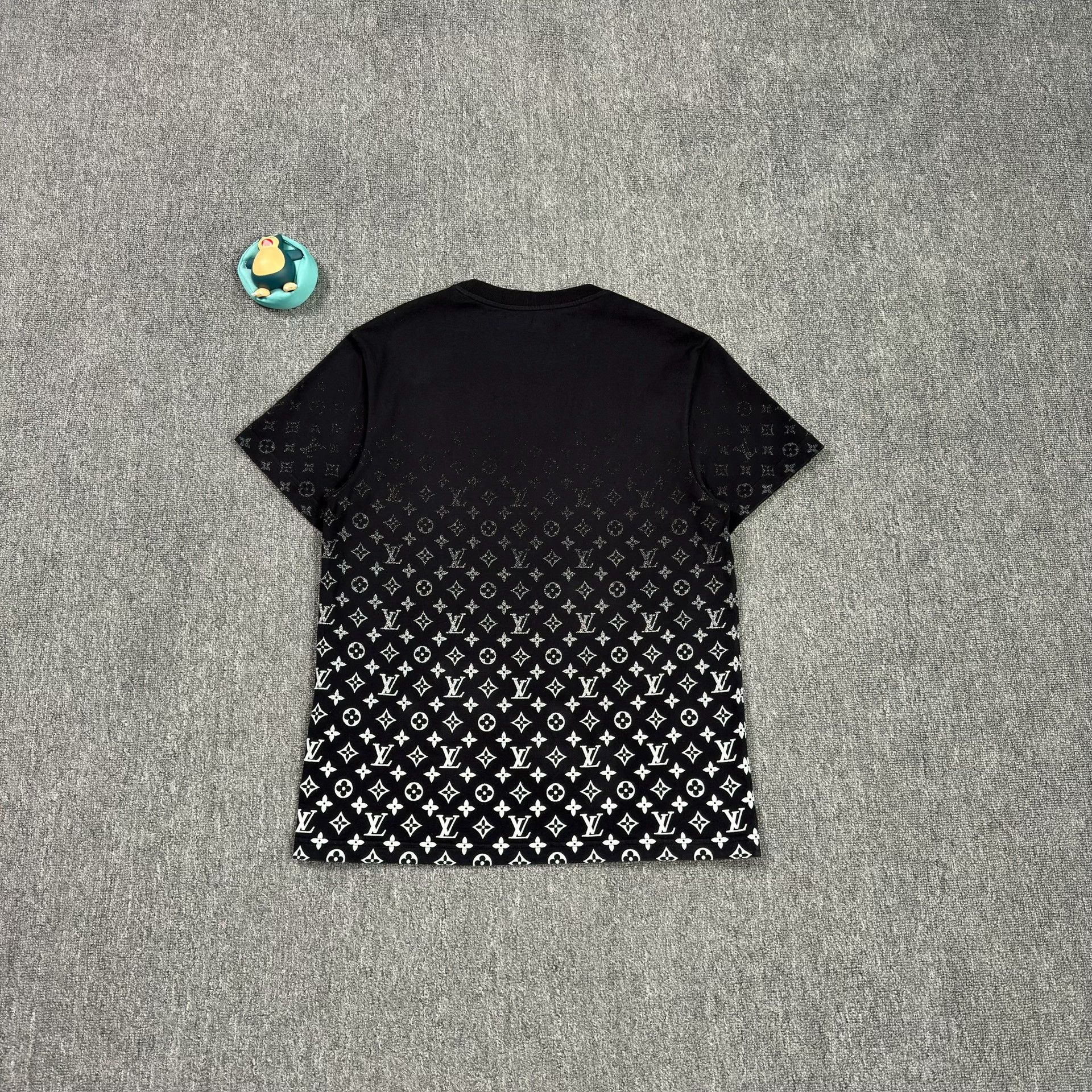 Louis Vuitton Louis Vuitton Gradient Monogram T-Shirt Size S Size US S / EU 44-46 / 1 - 3 Thumbnail