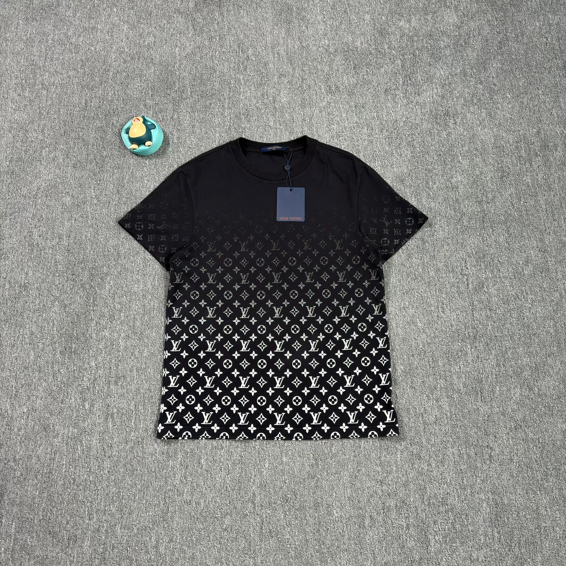 Louis Vuitton Louis Vuitton Gradient Monogram T-Shirt Size S Size US S / EU 44-46 / 1 - 2 Thumbnail