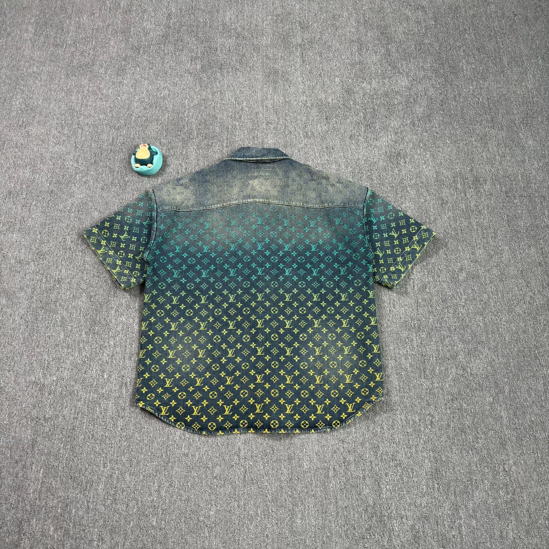 Louis Vuitton Louis Vuitton Gradient Monogram Denim Shirt XL Size US XL / EU 56 / 4 - 3 Thumbnail