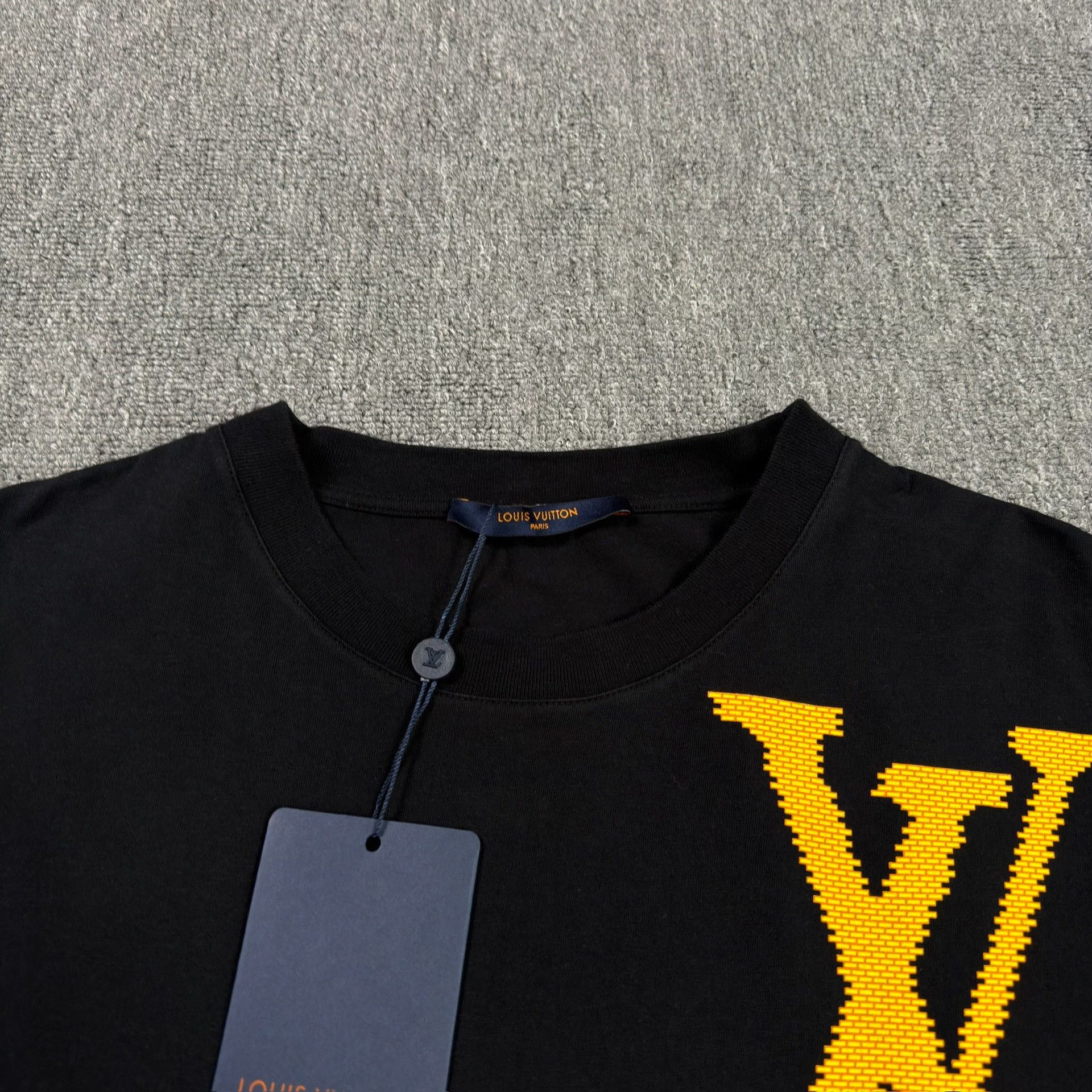 Louis Vuitton Louis Vuitton Brick Logo T-Shirt Size M Size US M / EU 48-50 / 2 - 4 Thumbnail
