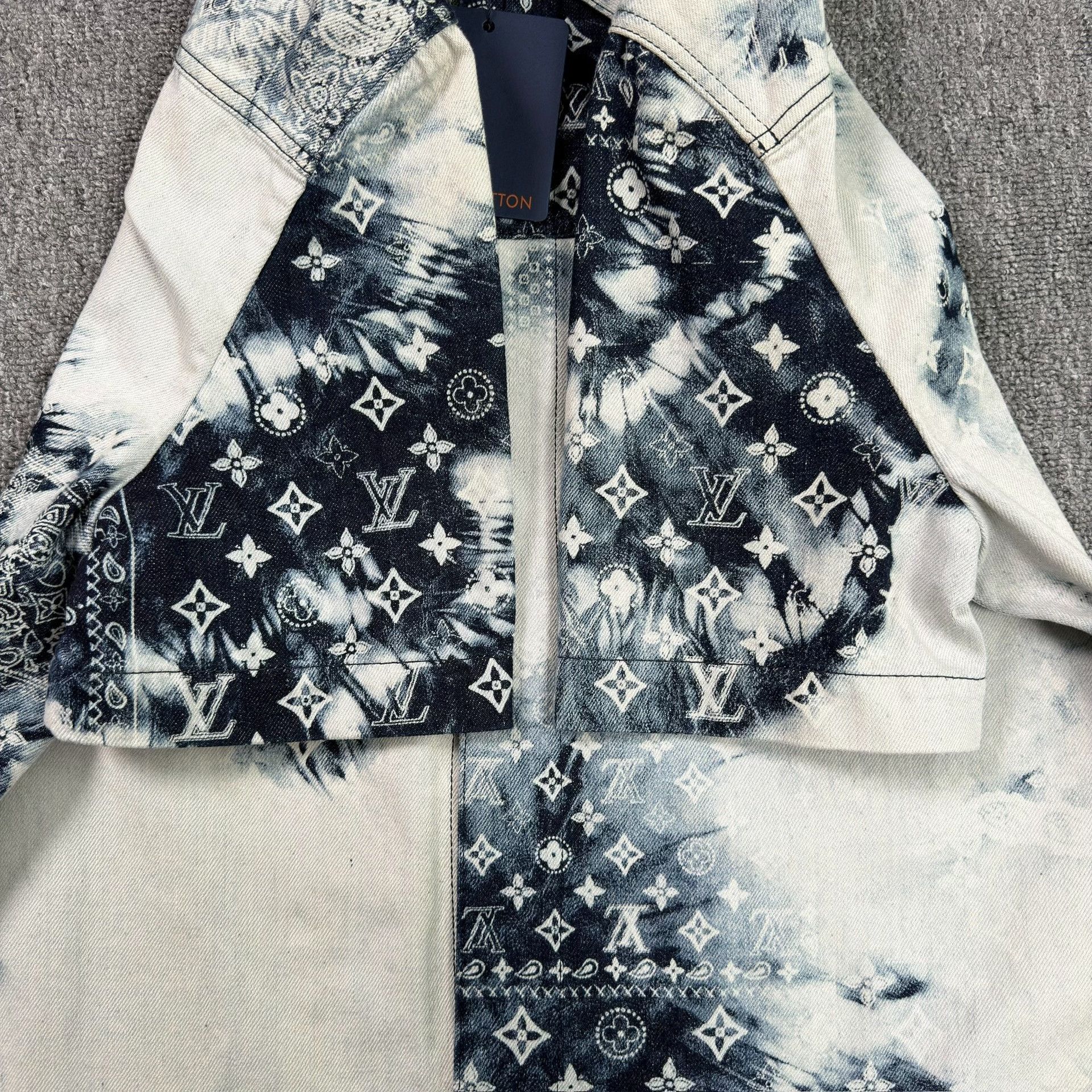 Louis Vuitton Louis Vuitton Monogram Bandana Shirt Size M Size US M / EU 48-50 / 2 - 5 Thumbnail