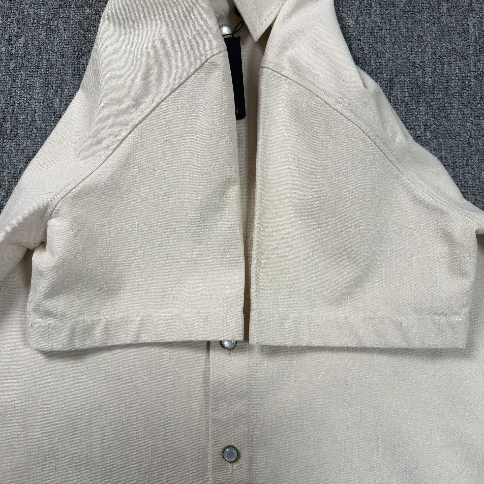 Louis Vuitton Louis Vuitton Le Monde Est A Vous Shirt Size L Size US L / EU 52-54 / 3 - 4 Thumbnail