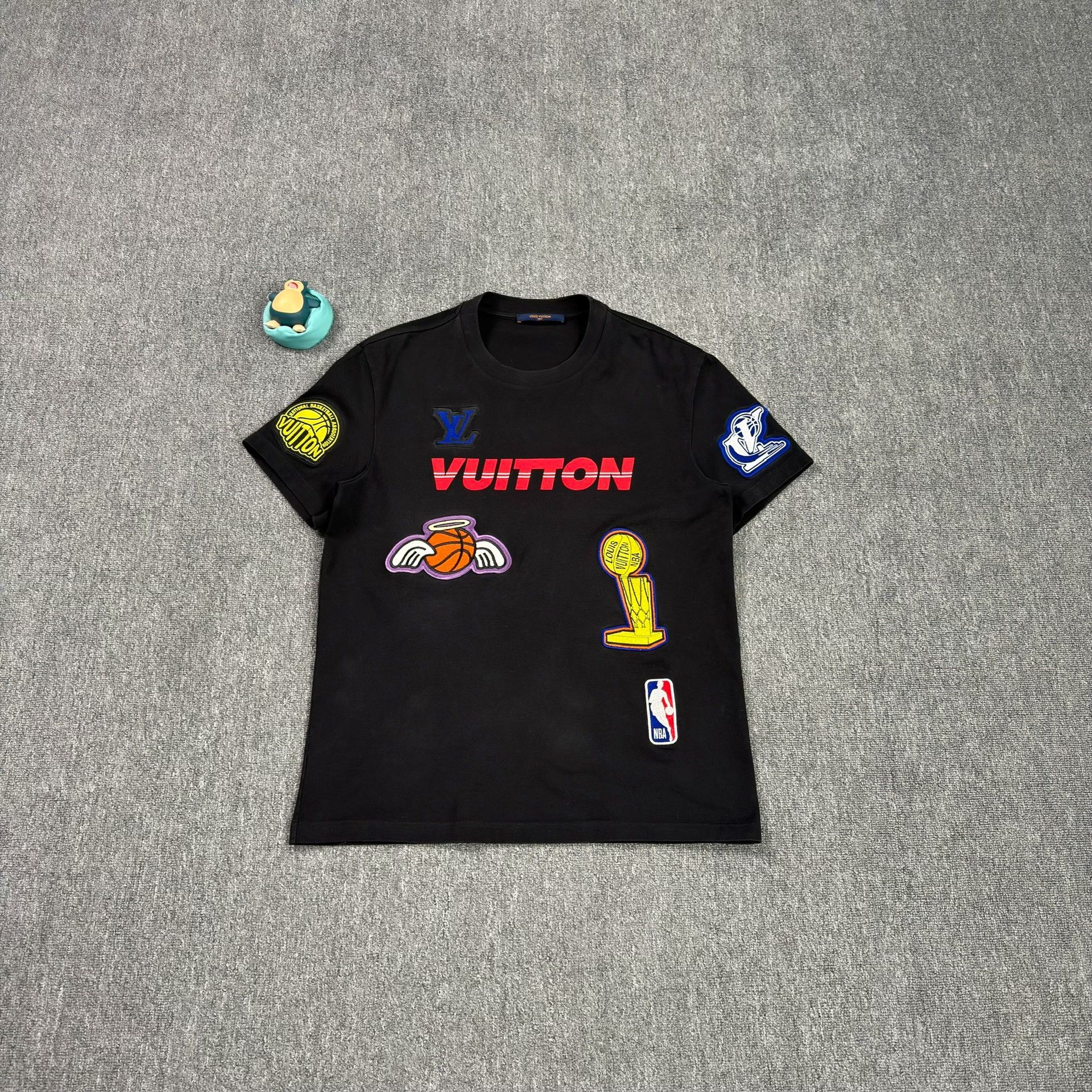 Louis Vuitton Louis Vuitton x NBA Embroidered Logo T-Shirt Size L Size US L / EU 52-54 / 3 - 2 Thumbnail