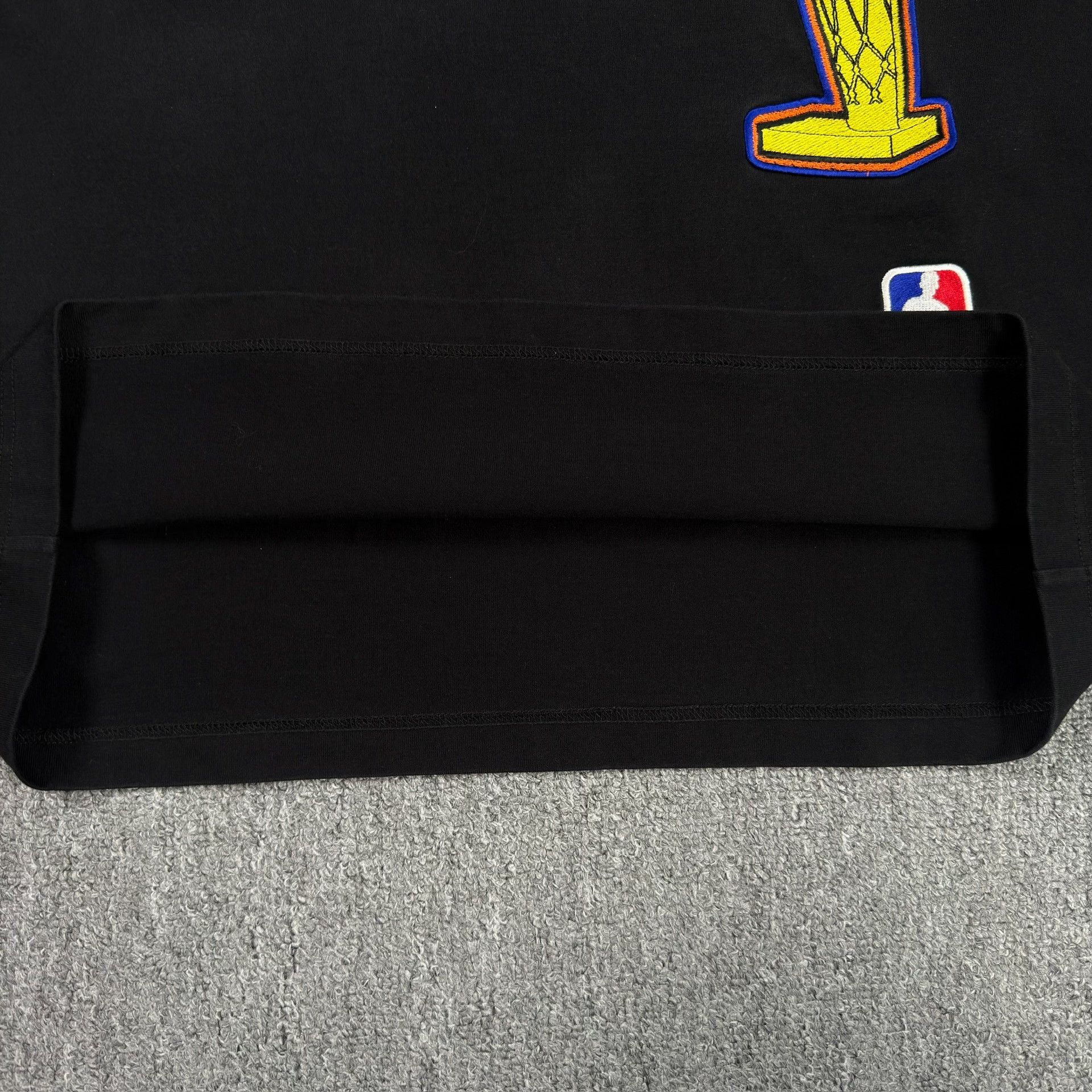 Louis Vuitton Louis Vuitton x NBA Embroidered Logo T-Shirt Size L Size US L / EU 52-54 / 3 - 6 Thumbnail