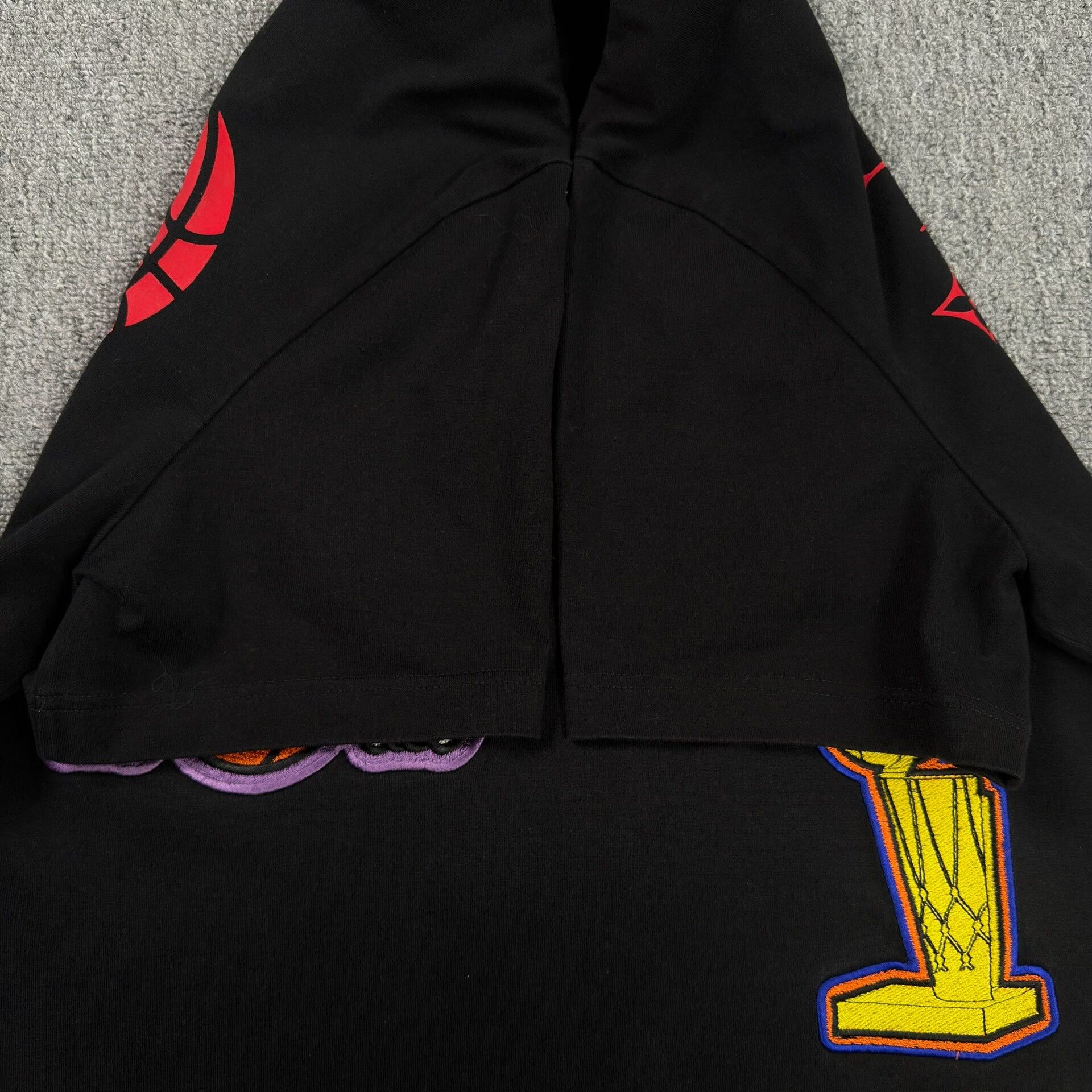 Louis Vuitton Louis Vuitton x NBA Embroidered Logo T-Shirt Size L Size US L / EU 52-54 / 3 - 5 Thumbnail