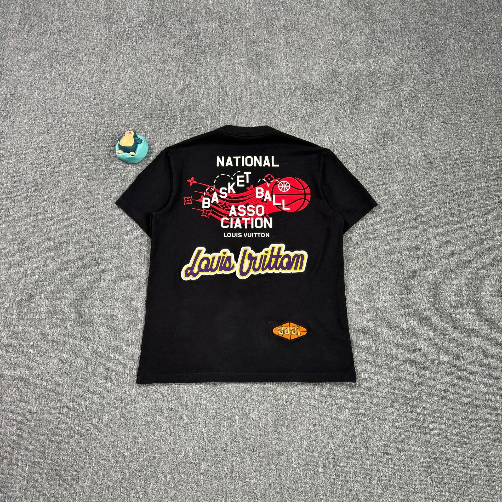 Louis Vuitton Louis Vuitton x NBA Embroidered Logo T-Shirt Size L Size US L / EU 52-54 / 3 - 3 Thumbnail