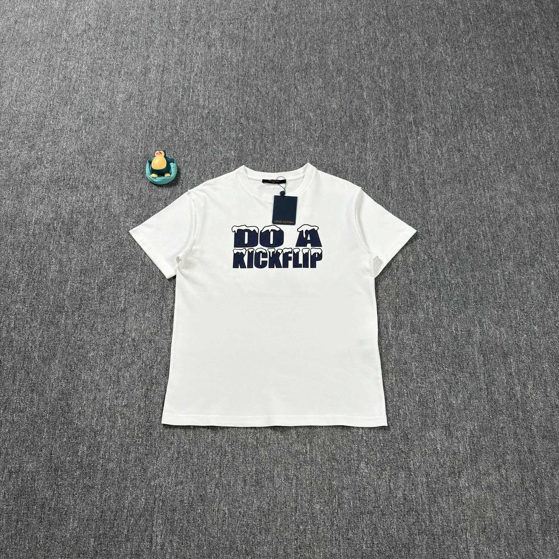 Louis Vuitton Louis Vuitton Do A Kickflip T-Shirt Size M Size US M / EU 48-50 / 2 - 2 Thumbnail