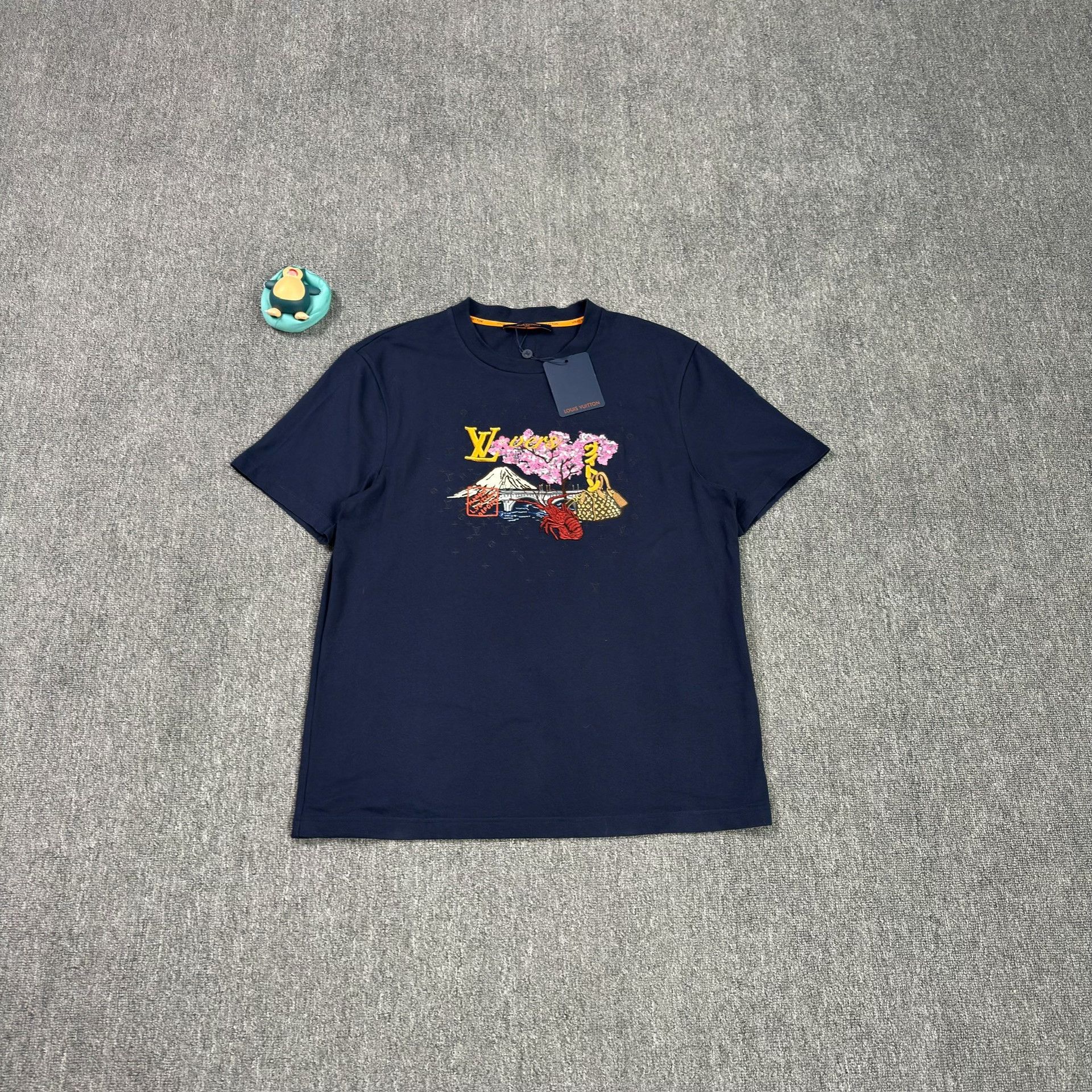 Louis Vuitton Louis Vuitton Graphic Embroidered T-Shirt Navy XL Size US XL / EU 56 / 4 - 2 Thumbnail
