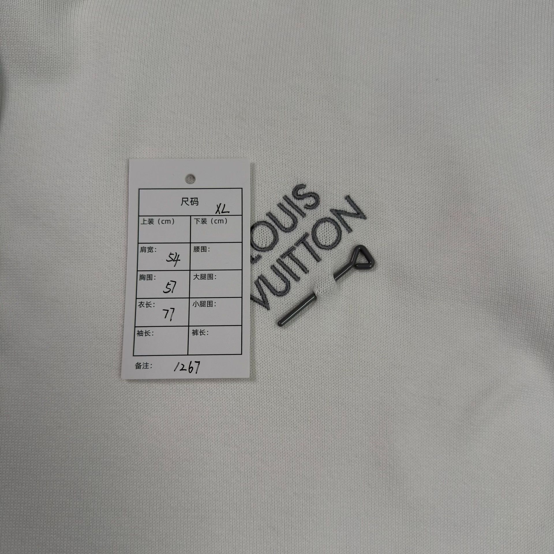 Louis Vuitton Louis Vuitton Logo Pin T-Shirt Size XL Size US XL / EU 56 / 4 - 7 Thumbnail