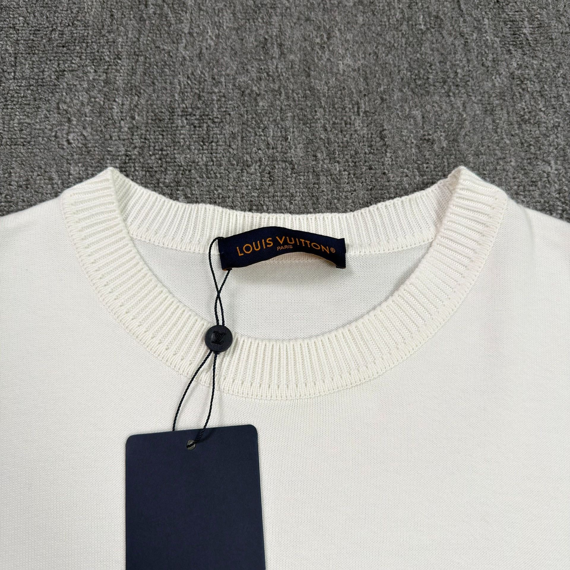 Louis Vuitton Louis Vuitton Logo Pin T-Shirt Size XL Size US XL / EU 56 / 4 - 4 Thumbnail