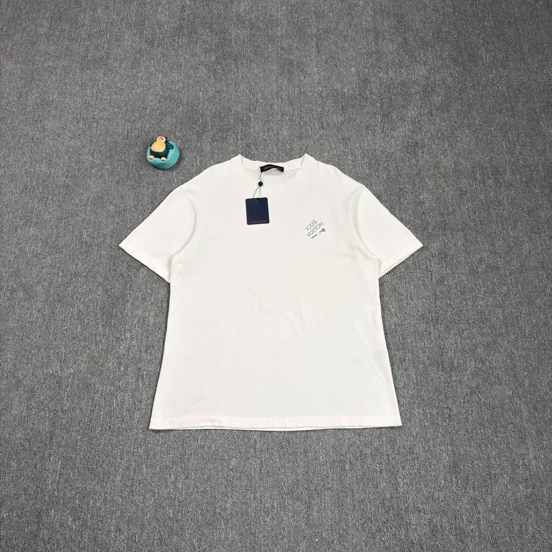 Louis Vuitton Louis Vuitton Logo Pin T-Shirt Size XL Size US XL / EU 56 / 4 - 2 Thumbnail