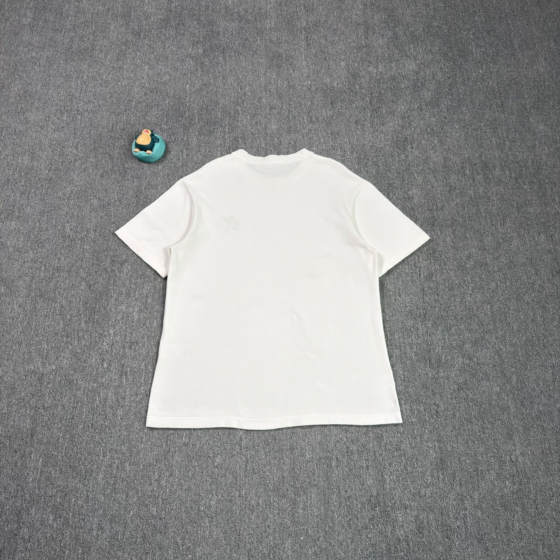 Louis Vuitton Louis Vuitton Logo Pin T-Shirt Size XL Size US XL / EU 56 / 4 - 3 Thumbnail