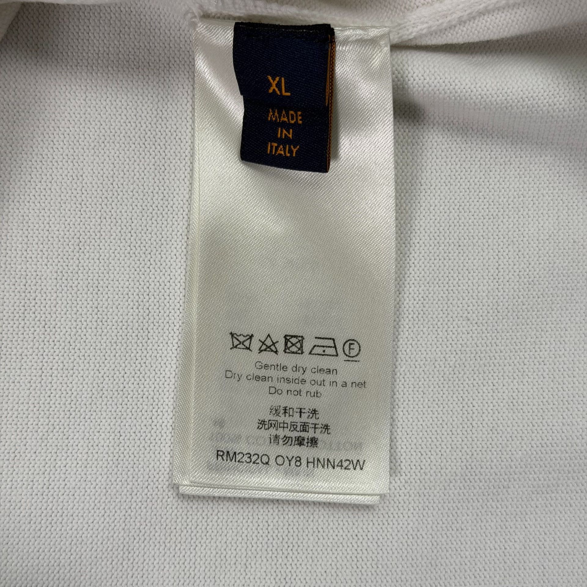 Louis Vuitton Louis Vuitton Logo Pin T-Shirt Size XL Size US XL / EU 56 / 4 - 8 Thumbnail