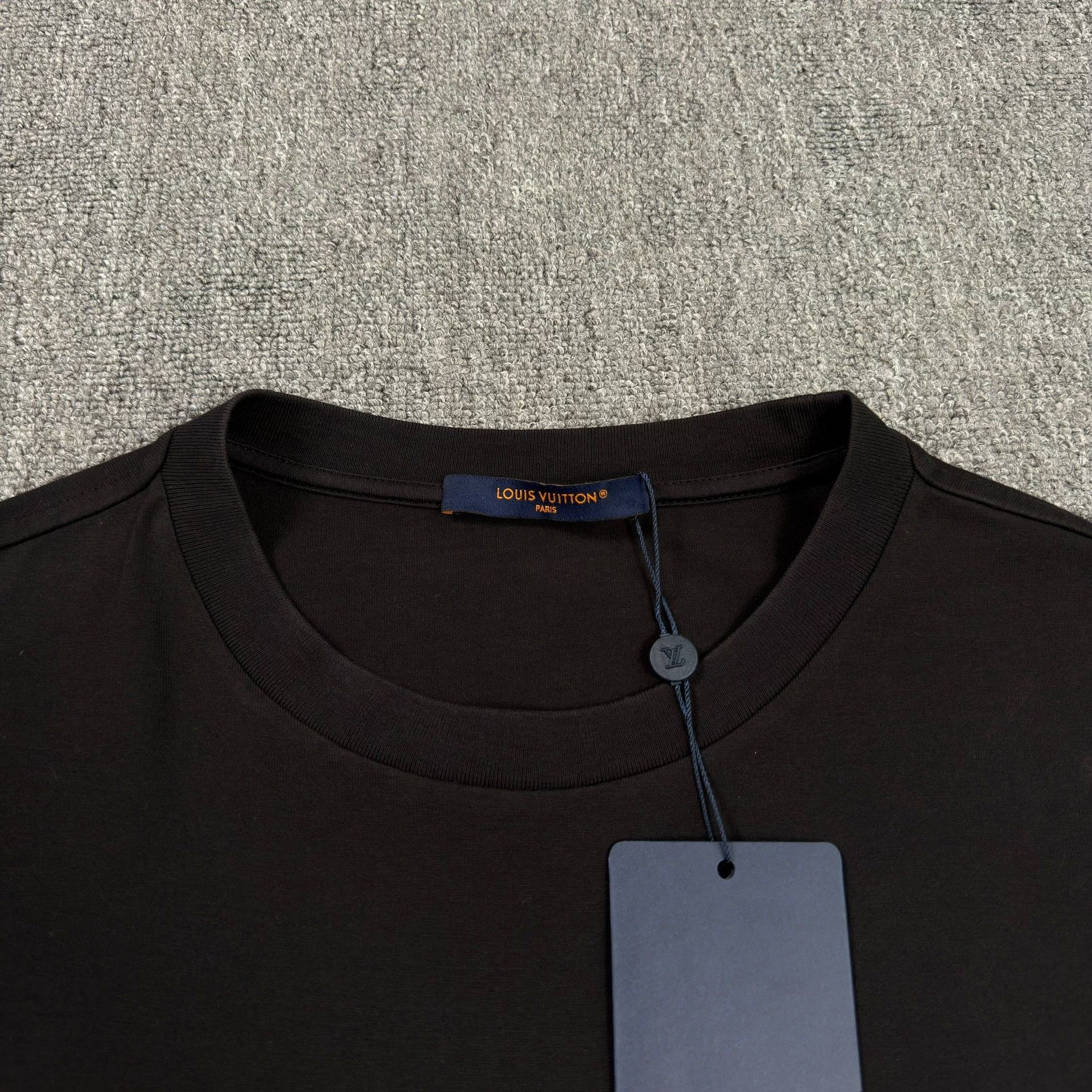 Louis Vuitton Louis Vuitton Monogram Gradient T-Shirt Size XL Size US XL / EU 56 / 4 - 4 Thumbnail