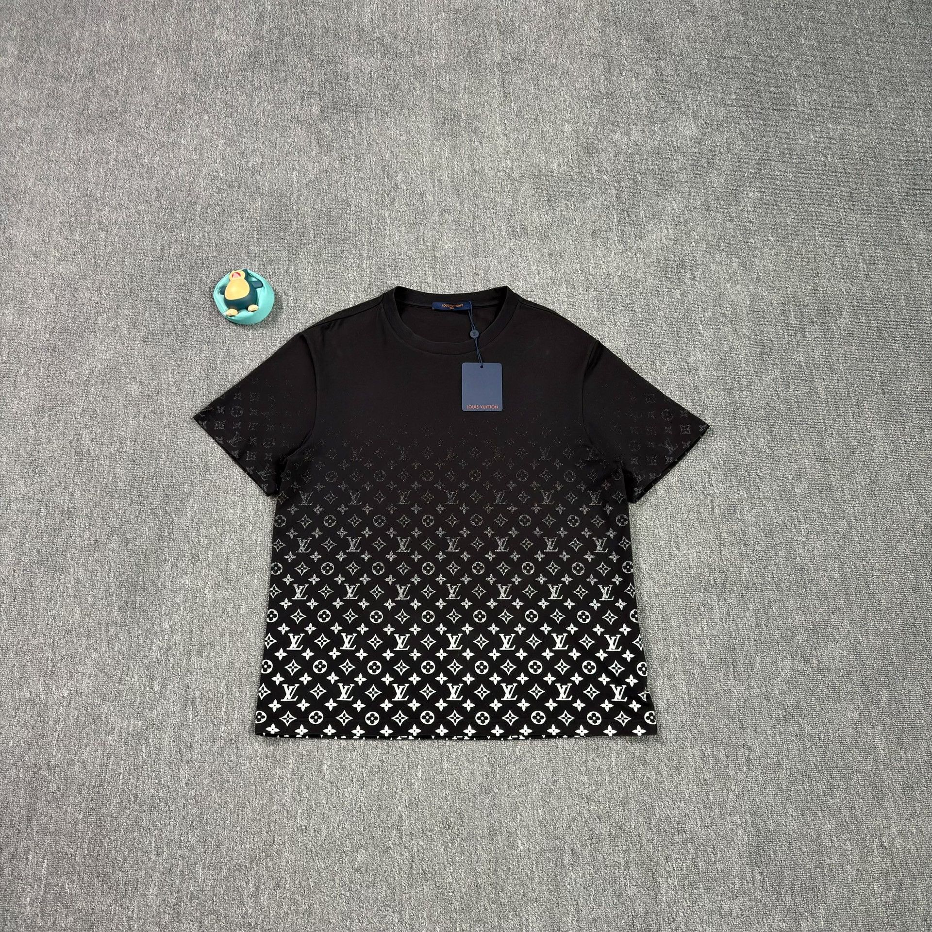 Louis Vuitton Louis Vuitton Monogram Gradient T-Shirt Size XL Size US XL / EU 56 / 4 - 2 Thumbnail