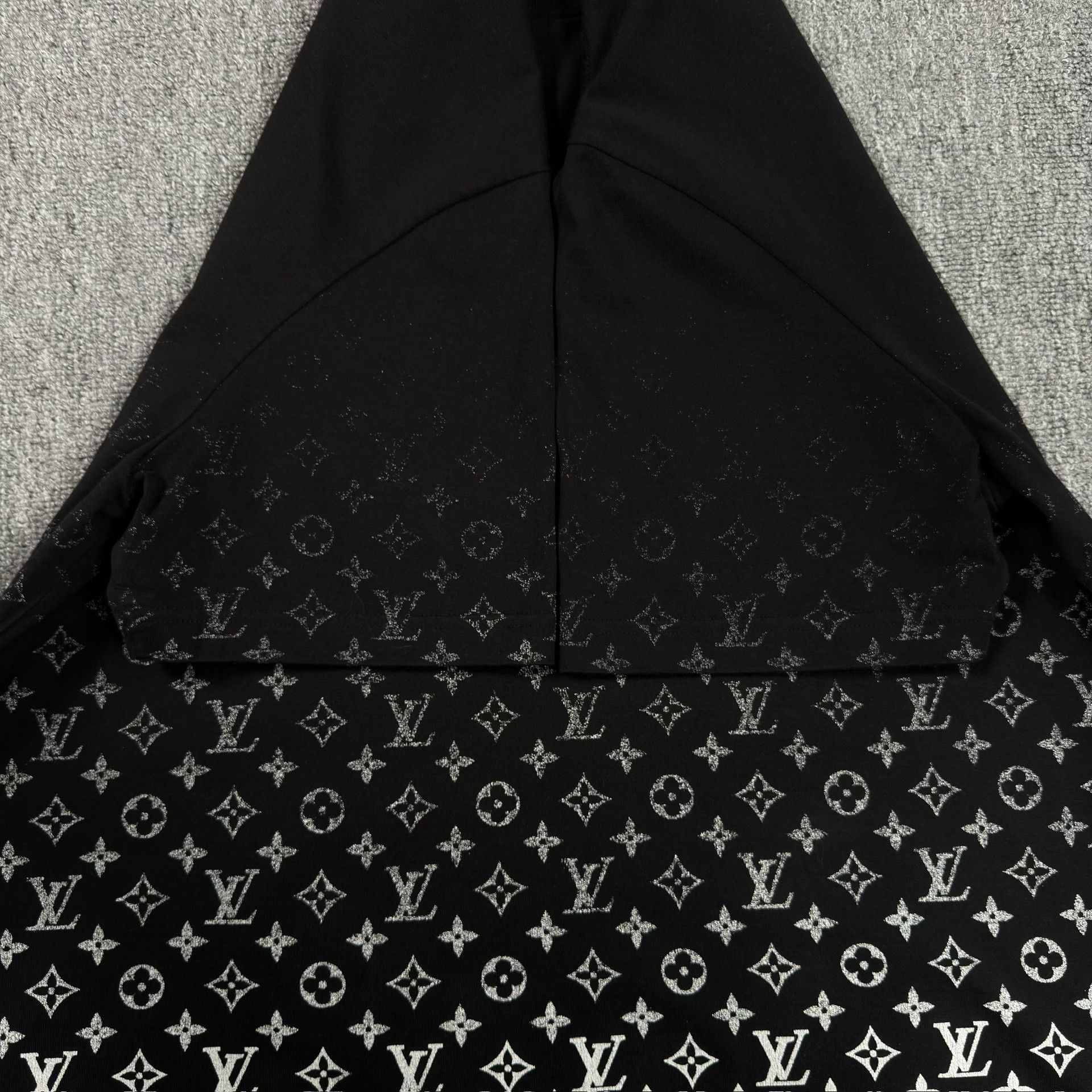Louis Vuitton Louis Vuitton Monogram Gradient T-Shirt Size XL Size US XL / EU 56 / 4 - 5 Thumbnail