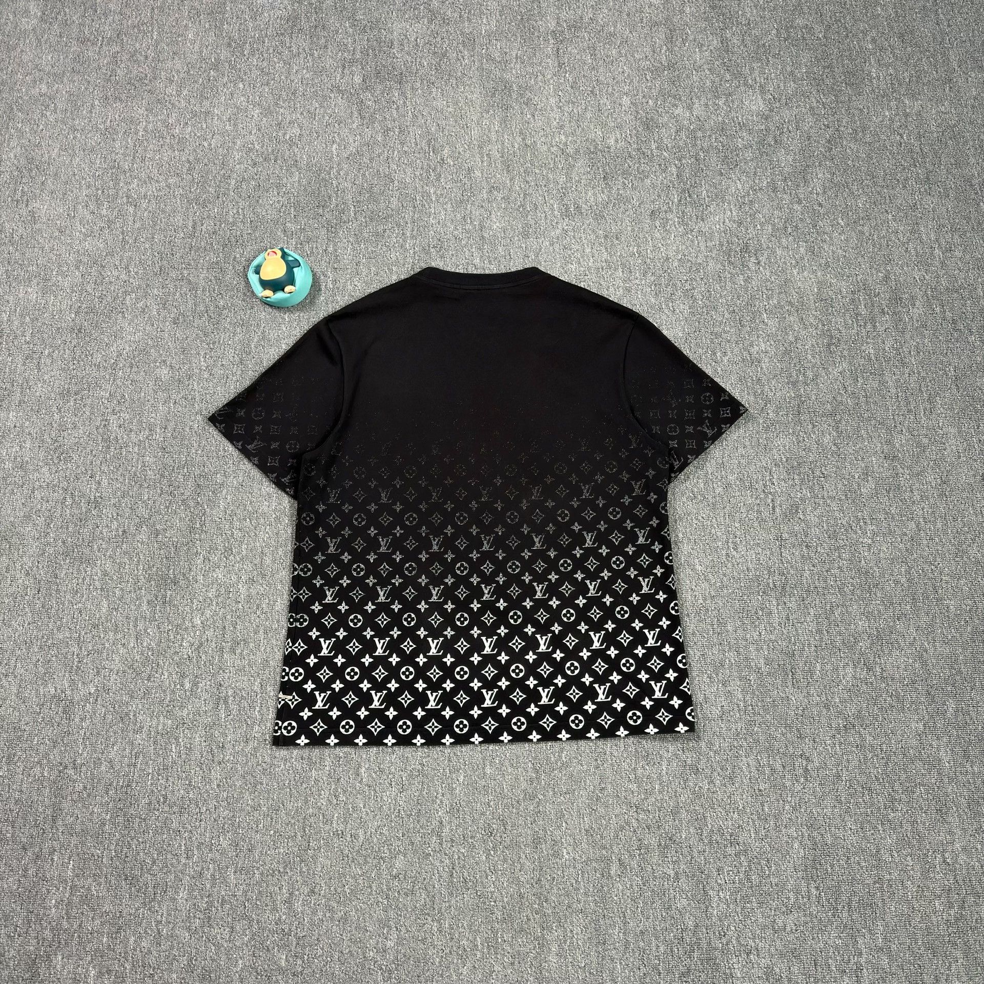 Louis Vuitton Louis Vuitton Monogram Gradient T-Shirt Size XL Size US XL / EU 56 / 4 - 3 Thumbnail