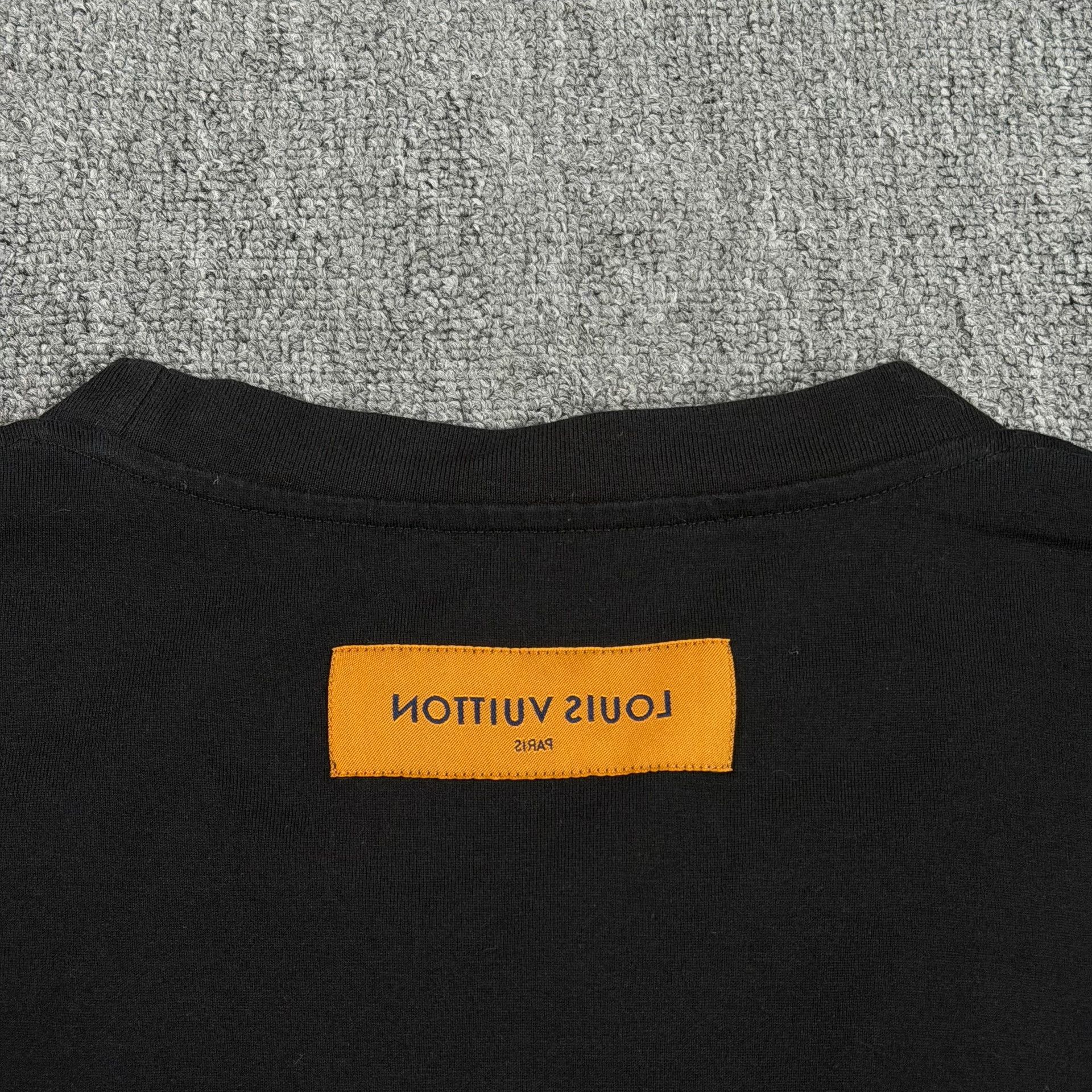Louis Vuitton Louis Vuitton Embossed Logo T-Shirt Size XXL Size US XXL / EU 58 / 5 - 9 Thumbnail