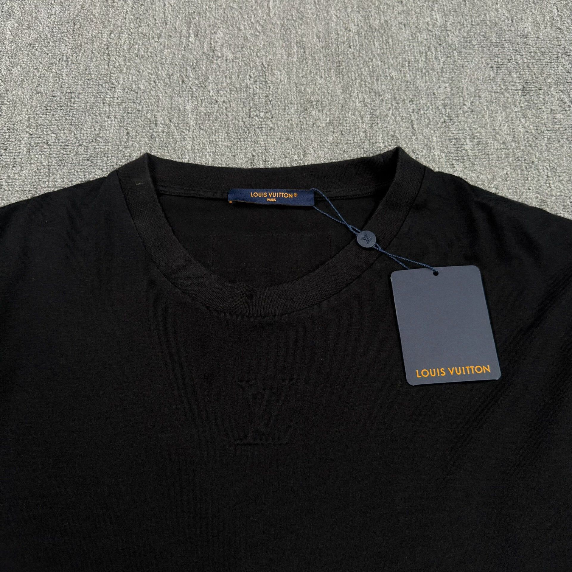 Louis Vuitton Louis Vuitton Embossed Logo T-Shirt Size XXL Size US XXL / EU 58 / 5 - 4 Thumbnail