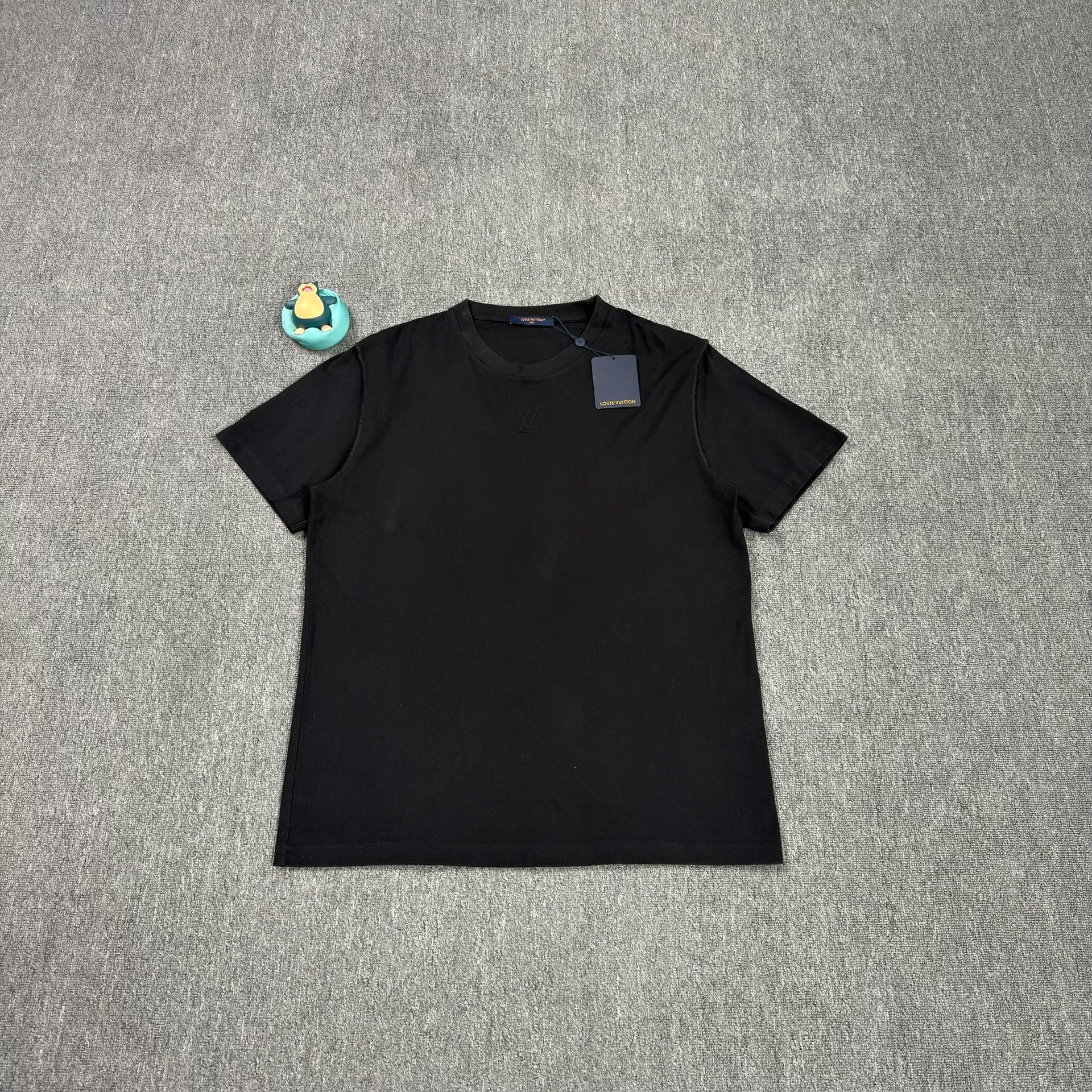 Louis Vuitton Louis Vuitton Embossed Logo T-Shirt Size XXL Size US XXL / EU 58 / 5 - 2 Thumbnail