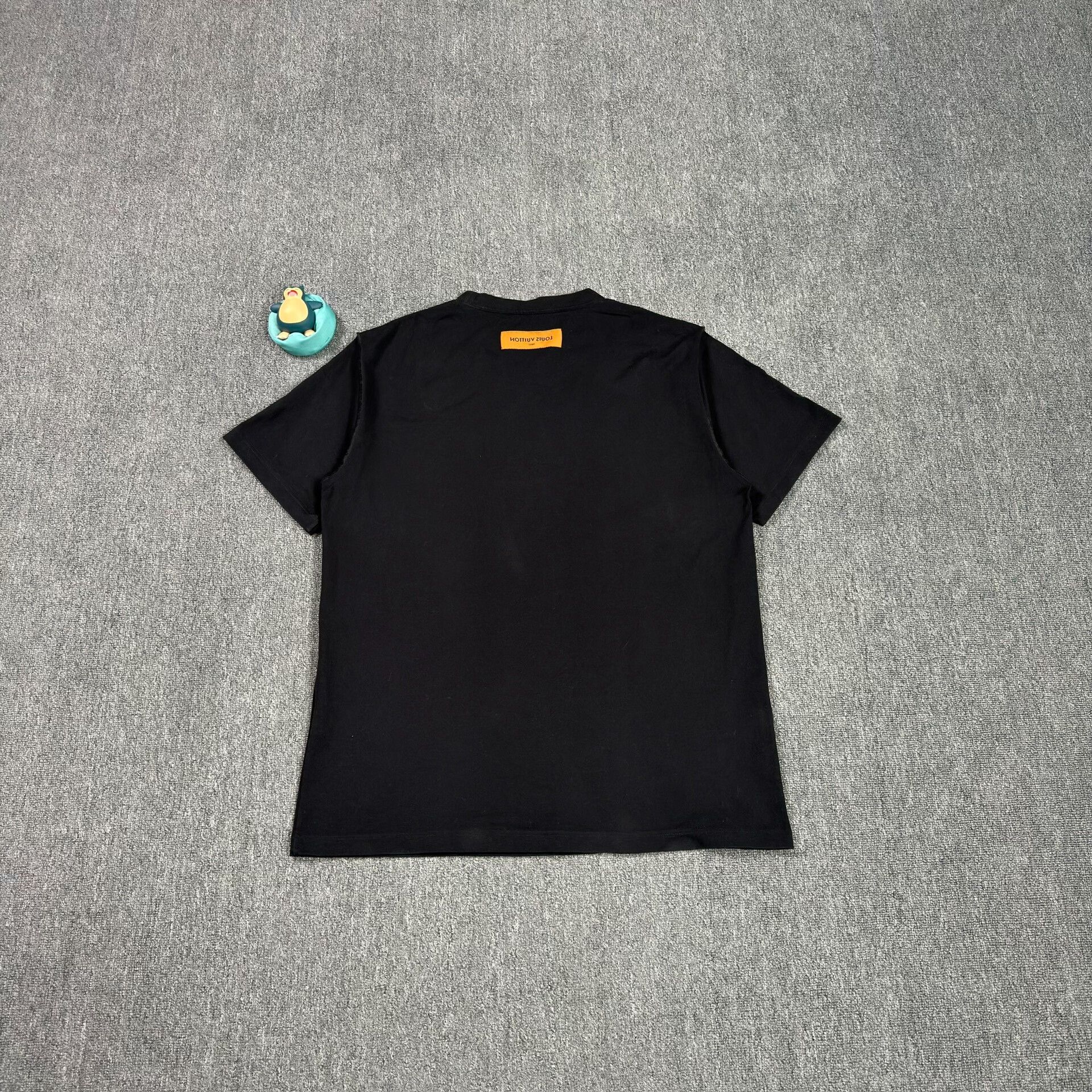 Louis Vuitton Louis Vuitton Embossed Logo T-Shirt Size XXL Size US XXL / EU 58 / 5 - 3 Thumbnail