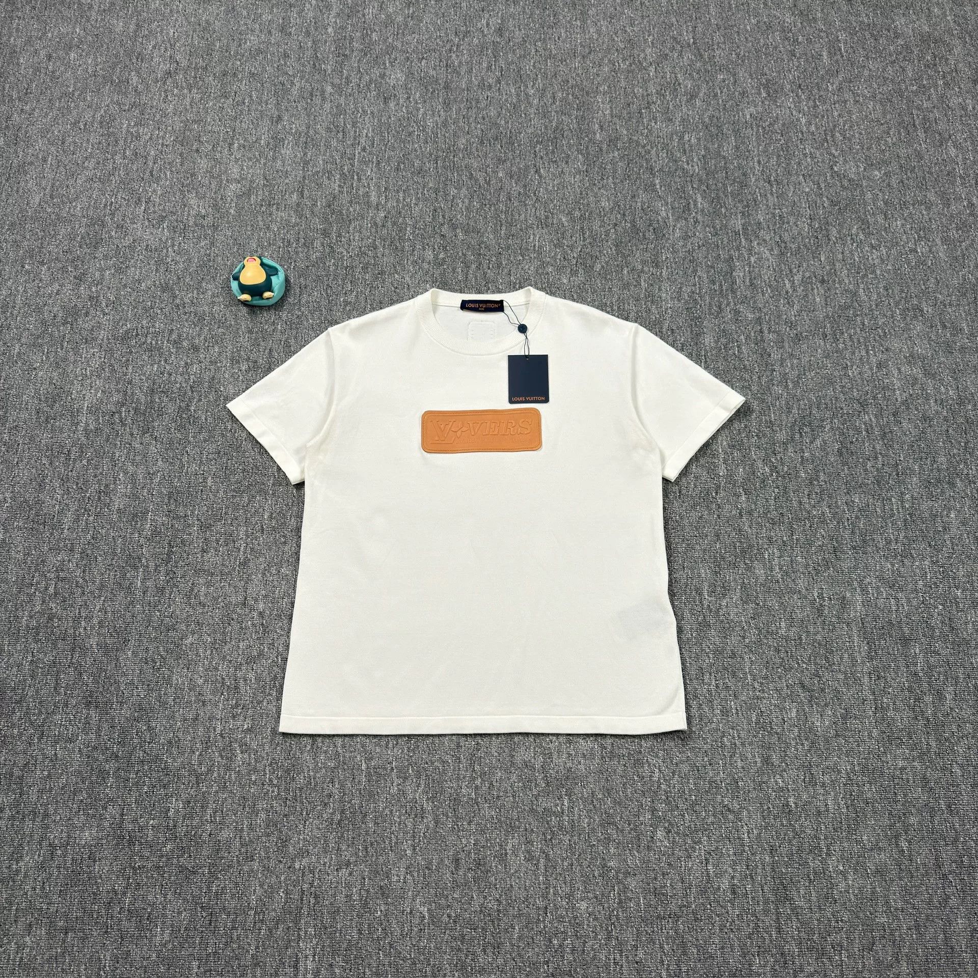 Louis Vuitton Louis Vuitton Leather Patch T-Shirt Size M Size US M / EU 48-50 / 2 - 2 Thumbnail