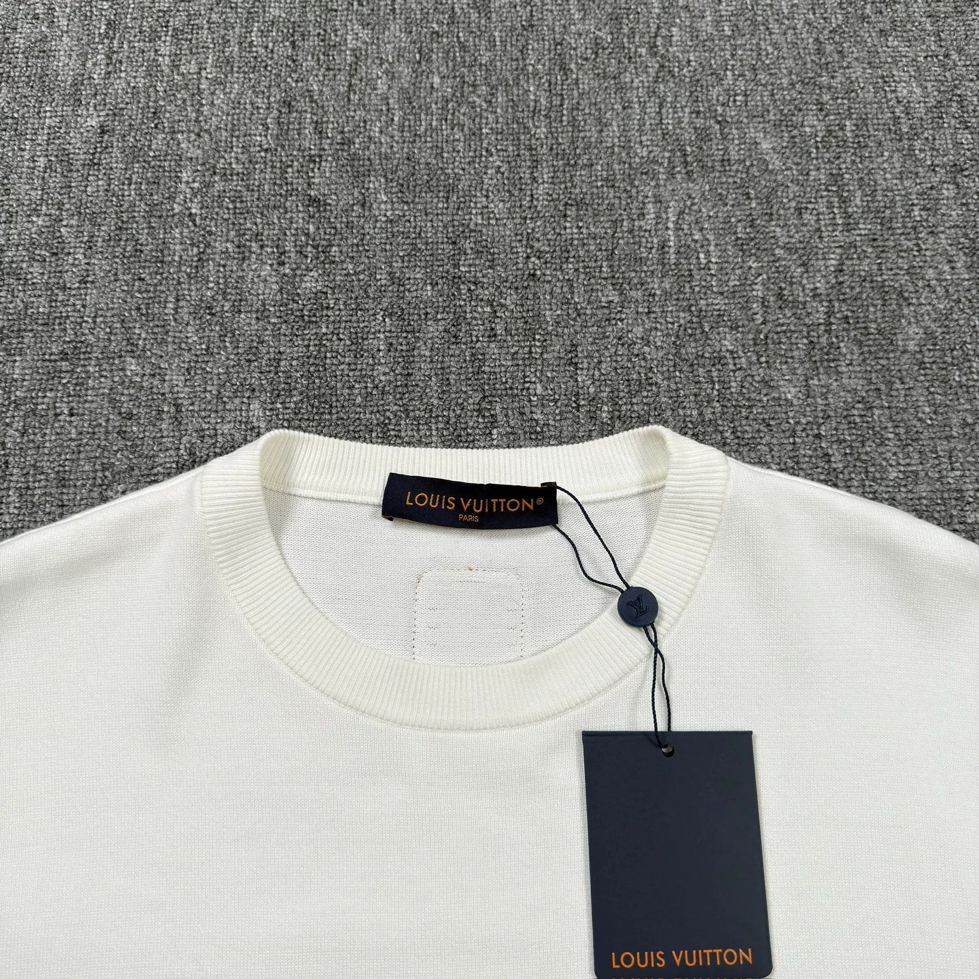 Louis Vuitton Louis Vuitton Leather Patch T-Shirt Size M Size US M / EU 48-50 / 2 - 3 Thumbnail