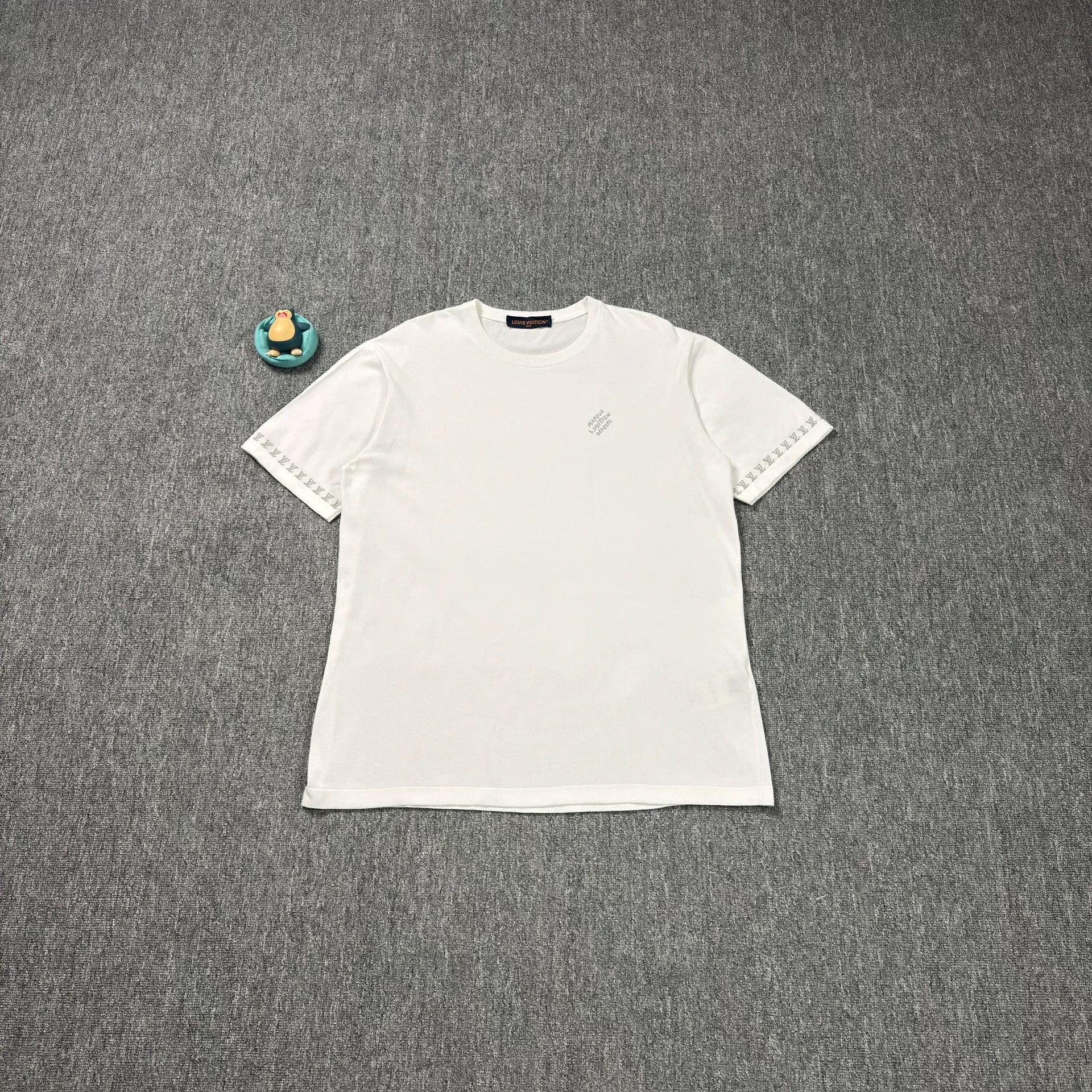 Louis Vuitton Louis Vuitton LV Pattern Trim T-Shirt Size US XXL Size US XXL / EU 58 / 5 - 2 Thumbnail
