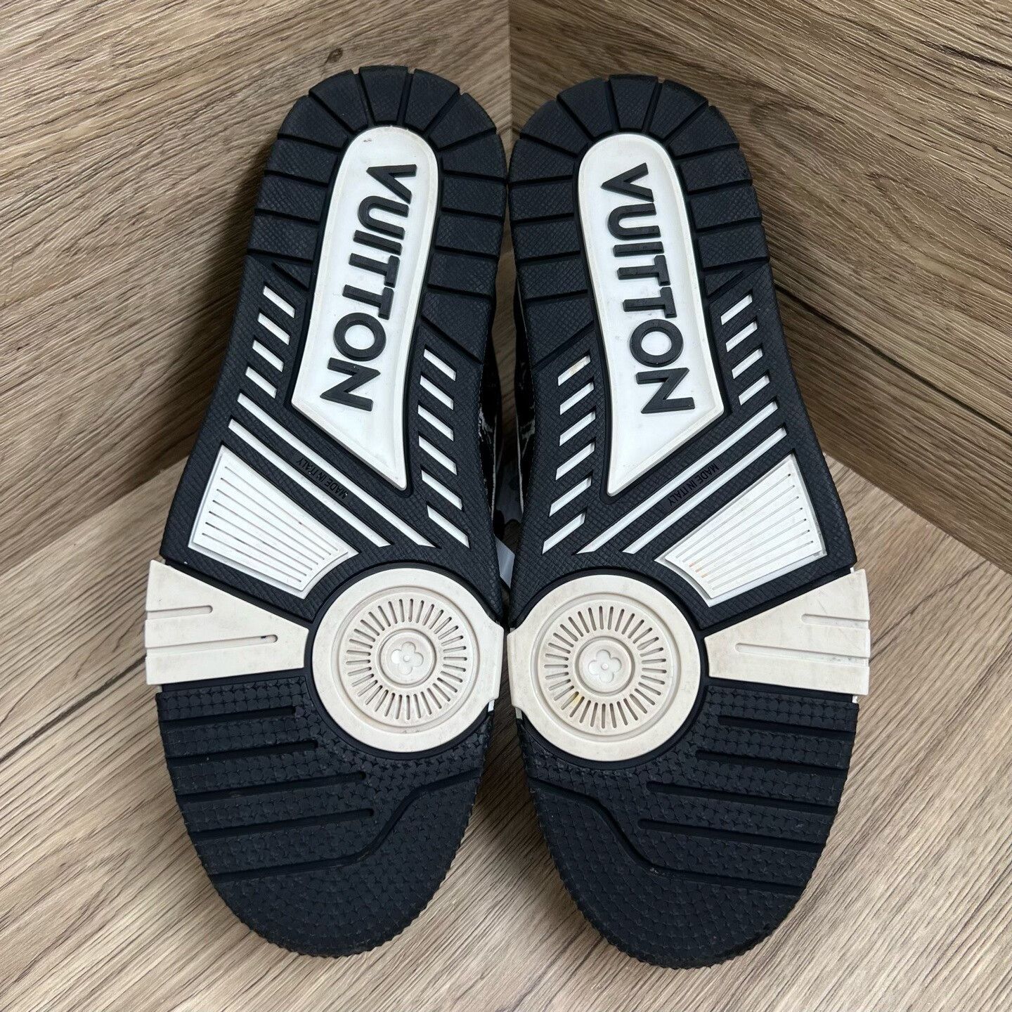 Louis Vuitton Louis Vuitton Monogram Trainer Sneakers Size 8 Size US 8 / EU 41 - 7 Thumbnail