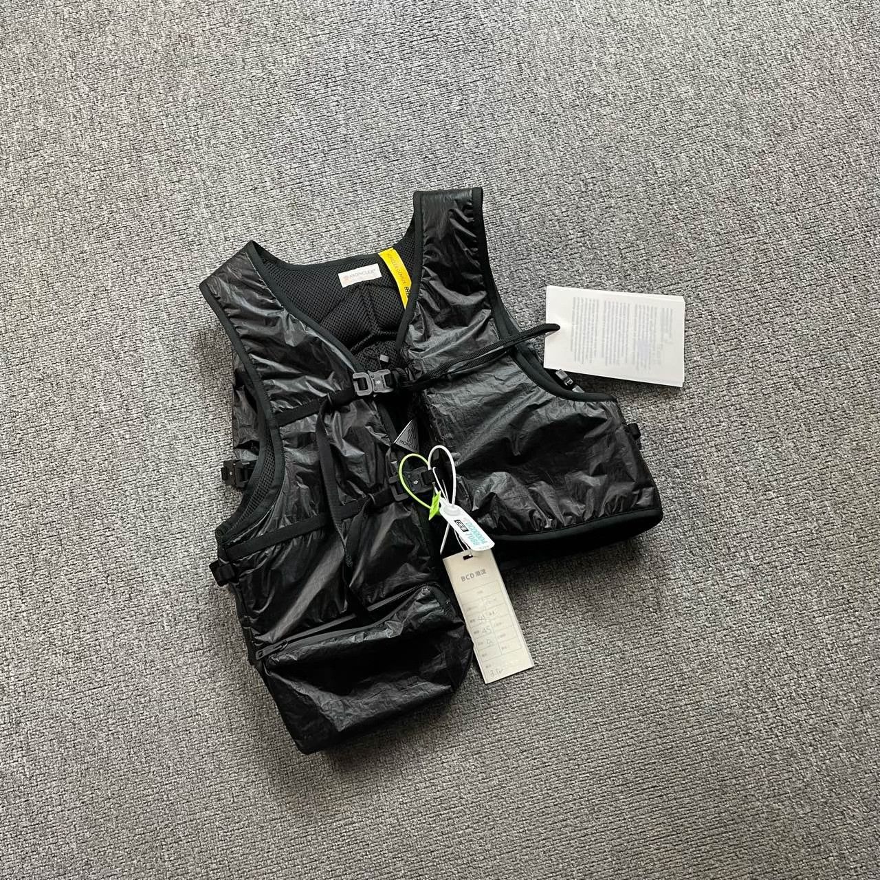 Moncler Genius Moncler Genius x 1017 ALYX 9SM Hand Warmer Vest One Size Size US M / EU 48-50 / 2 - 2 Thumbnail