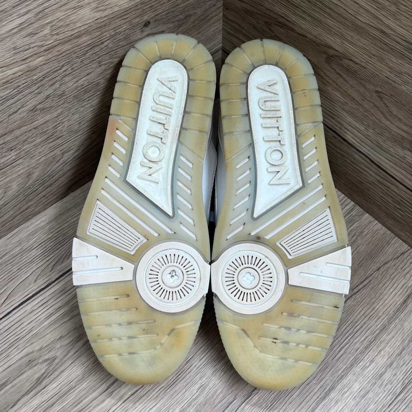 Louis Vuitton Louis Vuitton White Trainer Sneakers US 7.5 Size US 7.5 / EU 40-41 - 6 Thumbnail