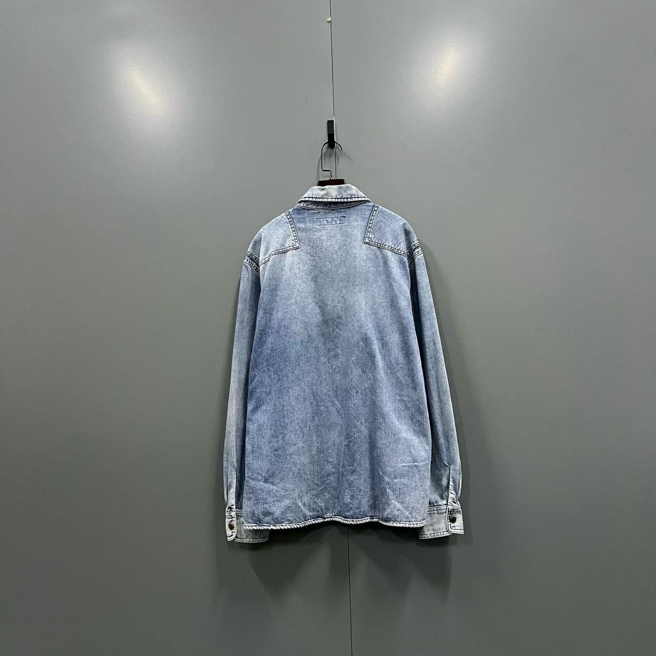 Louis Vuitton Louis Vuitton Washed Denim Shirt Size M Size US M / EU 48-50 / 2 - 3 Thumbnail